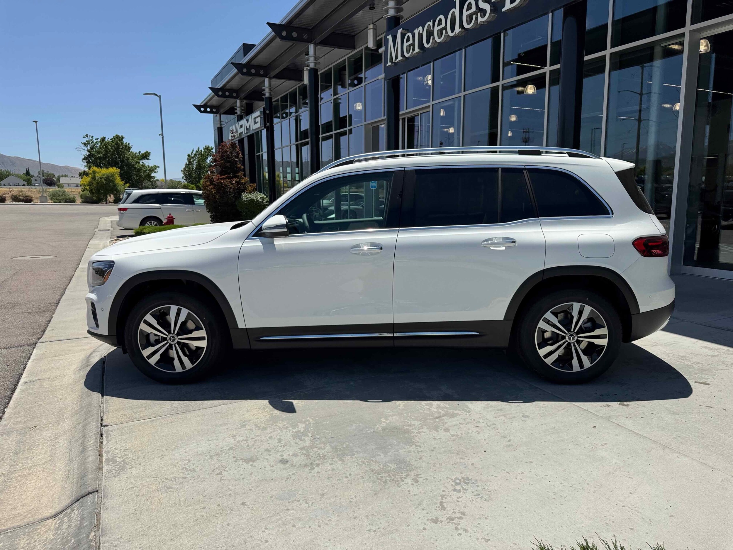 2025 Mercedes Benz GLB 250 4MATIC photo 4
