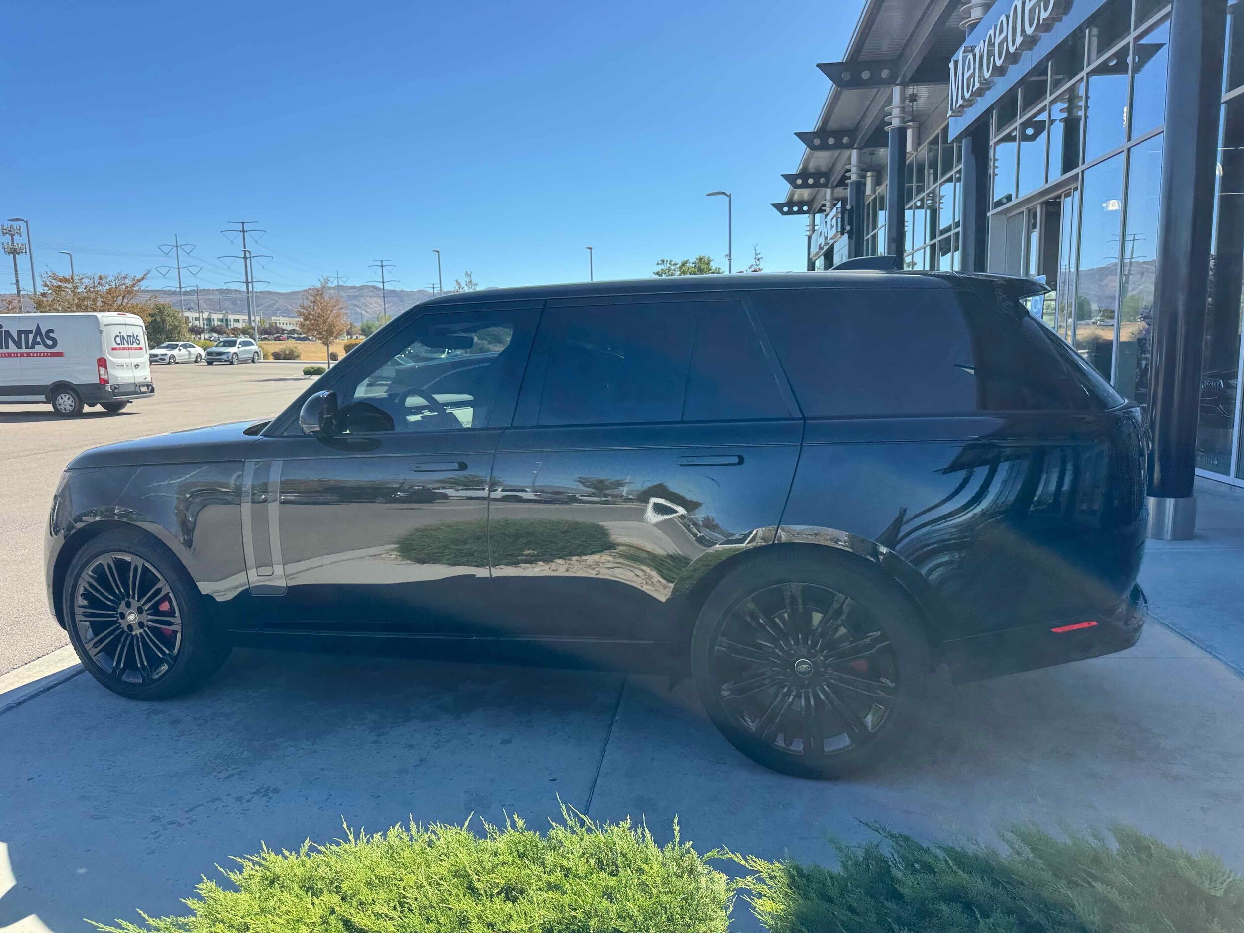 2023 Land Rover Range Rover SE photo 3