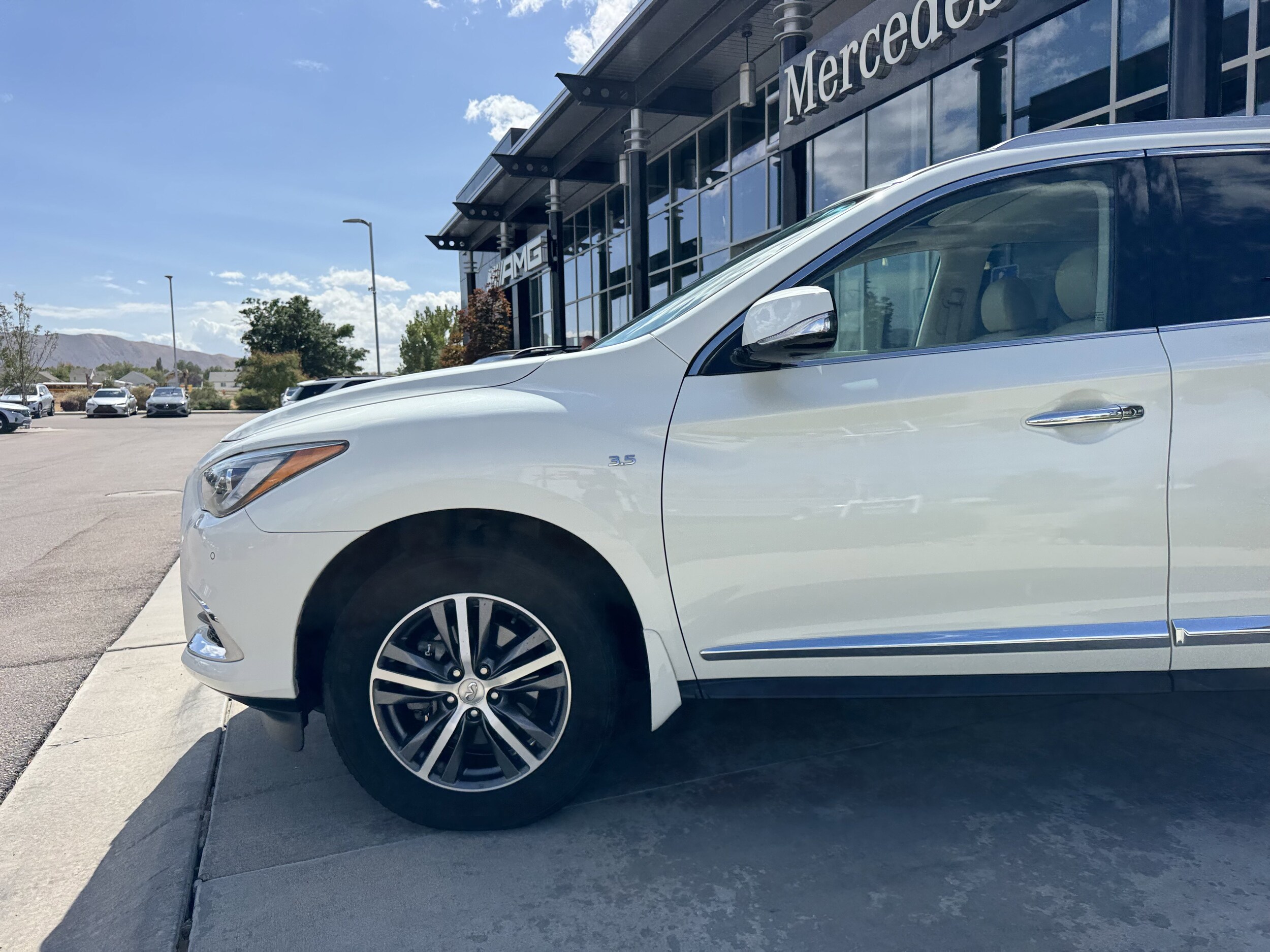 2020 Infiniti QX60 Luxe photo 2