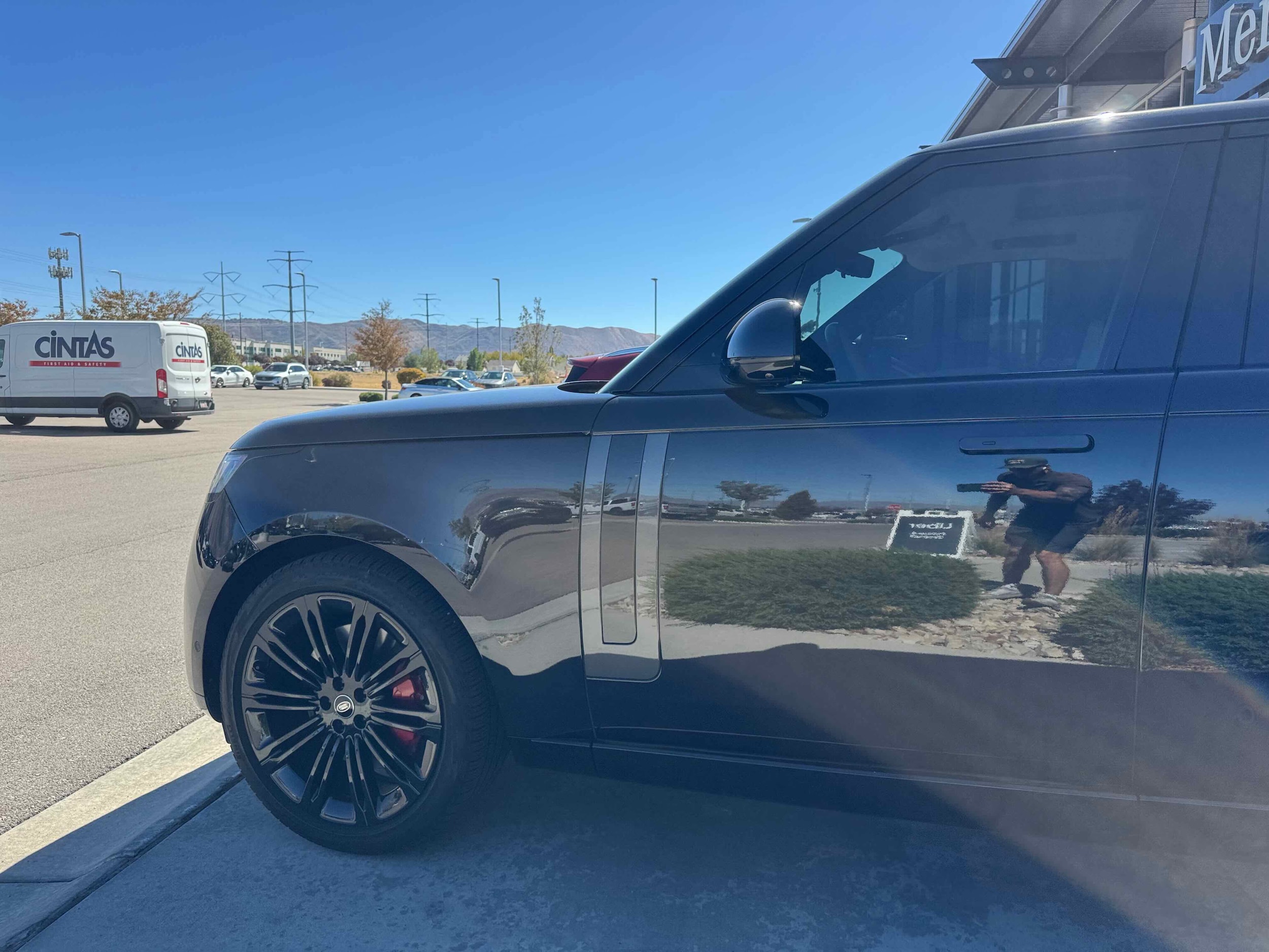 2023 Land Rover Range Rover SE photo 2