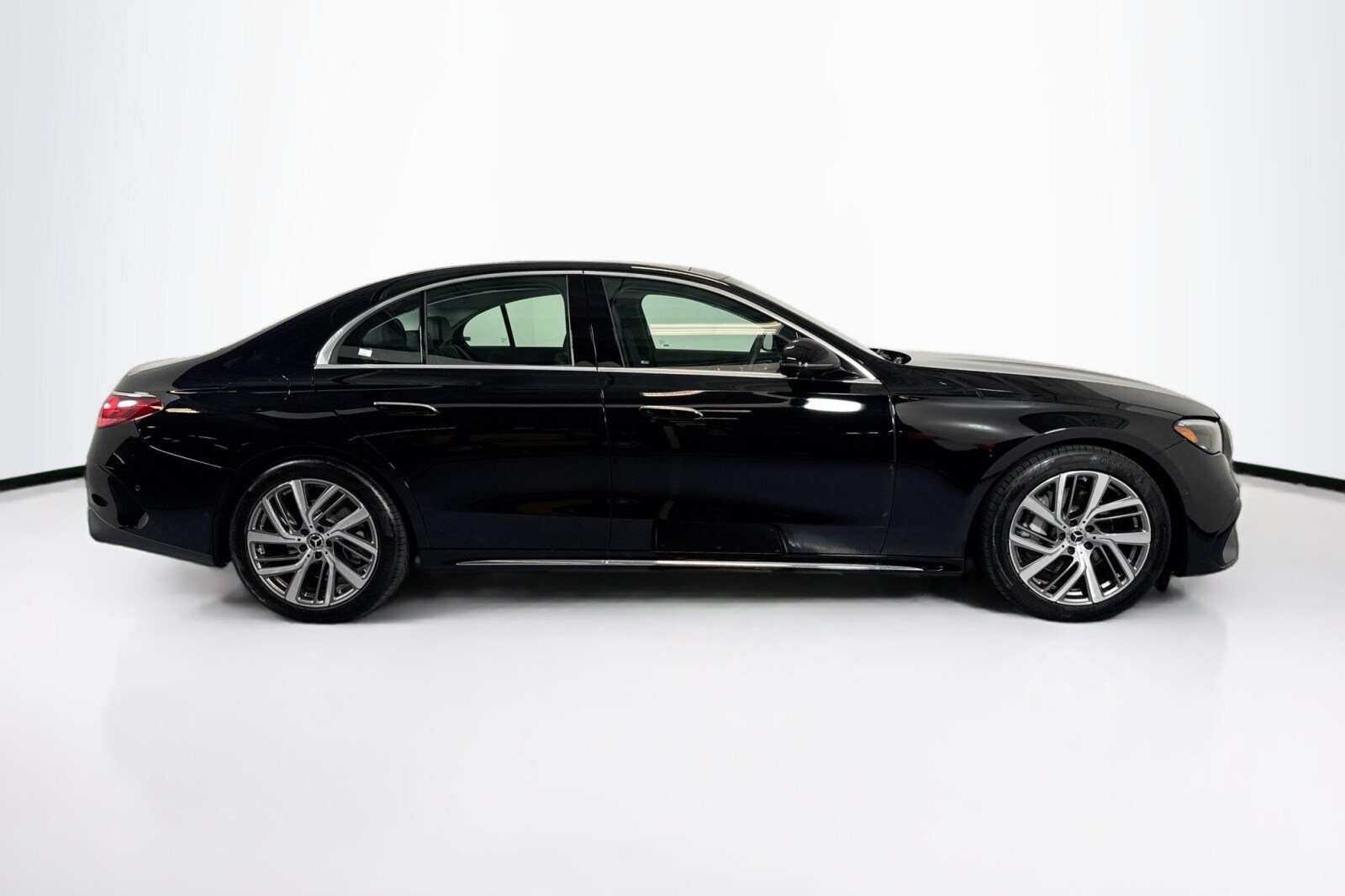 2025 Mercedes Benz E 350 4MATIC Sedan photo 4