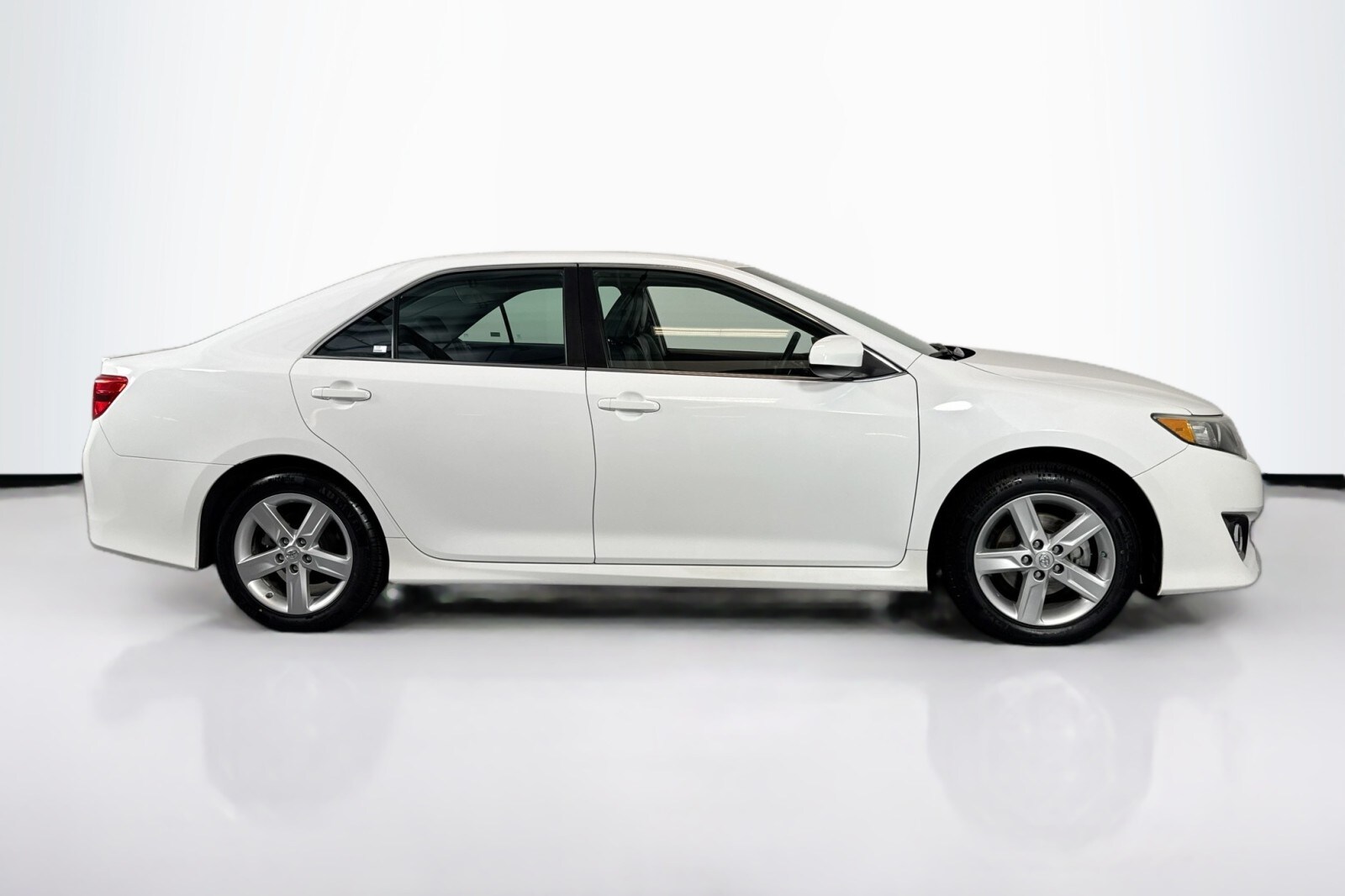 2014 Toyota Camry SE photo 4