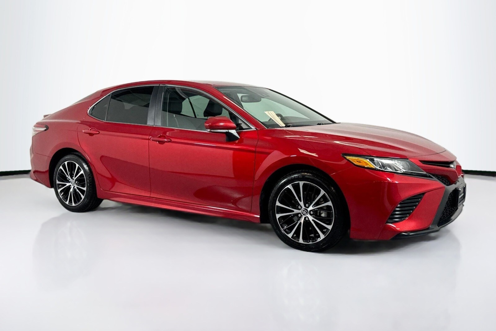 2019 Toyota Camry LE photo 3