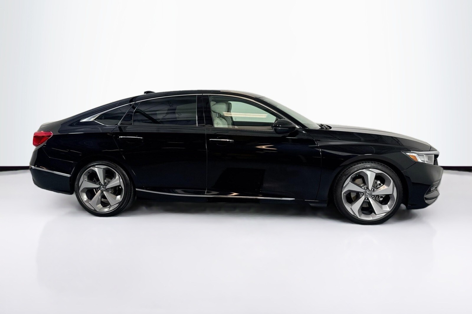 2018 Honda Accord Touring 1.5T photo 4