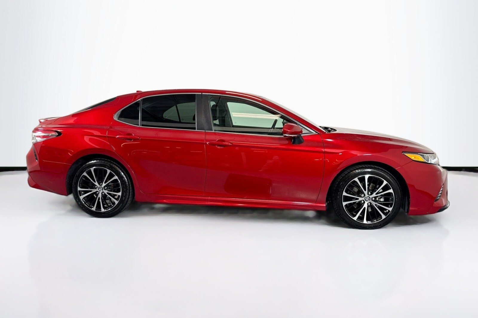 2019 Toyota Camry LE photo 4