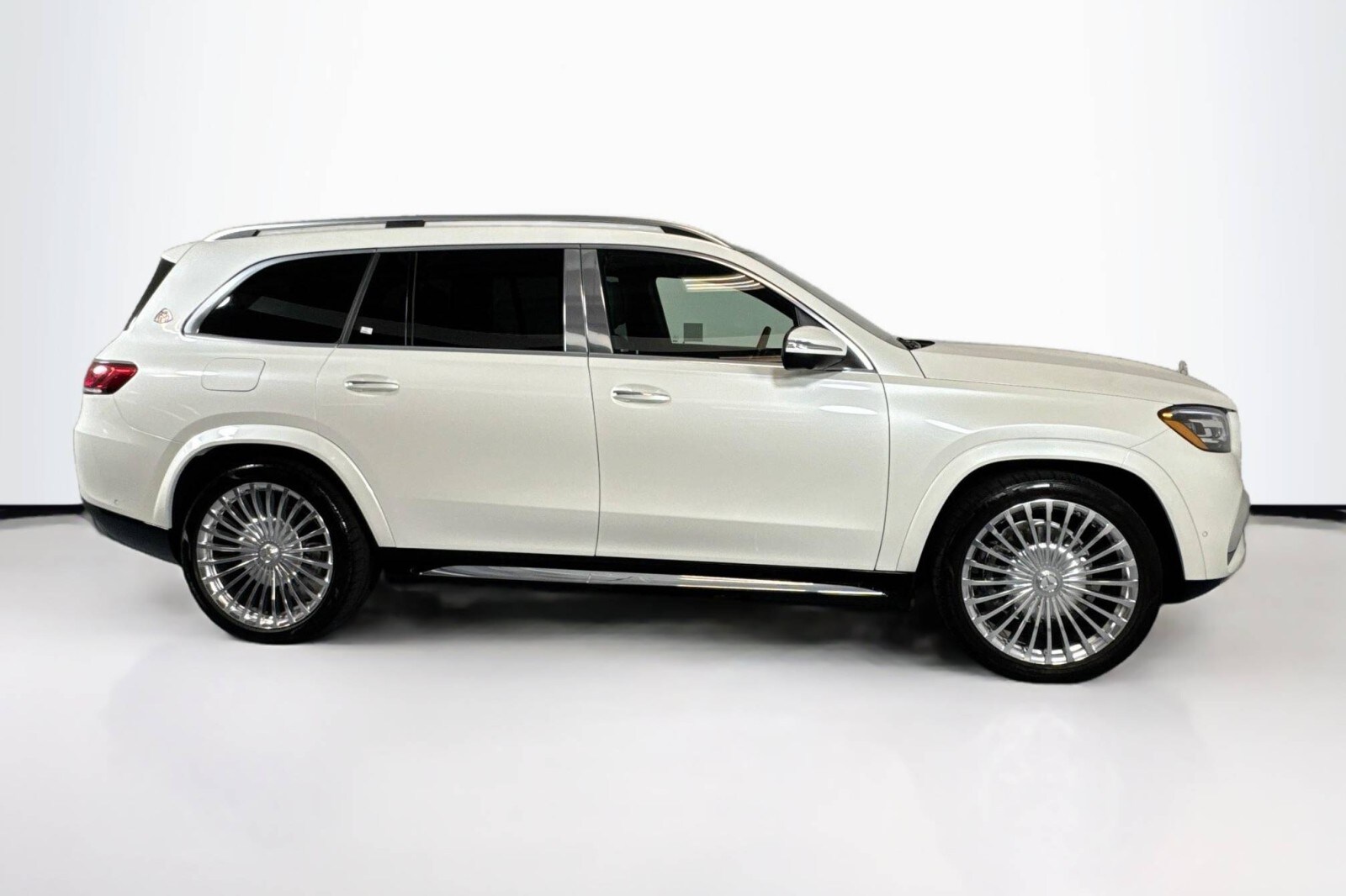 2023 Mercedes Benz GLS Maybach 600 4MATIC photo 4