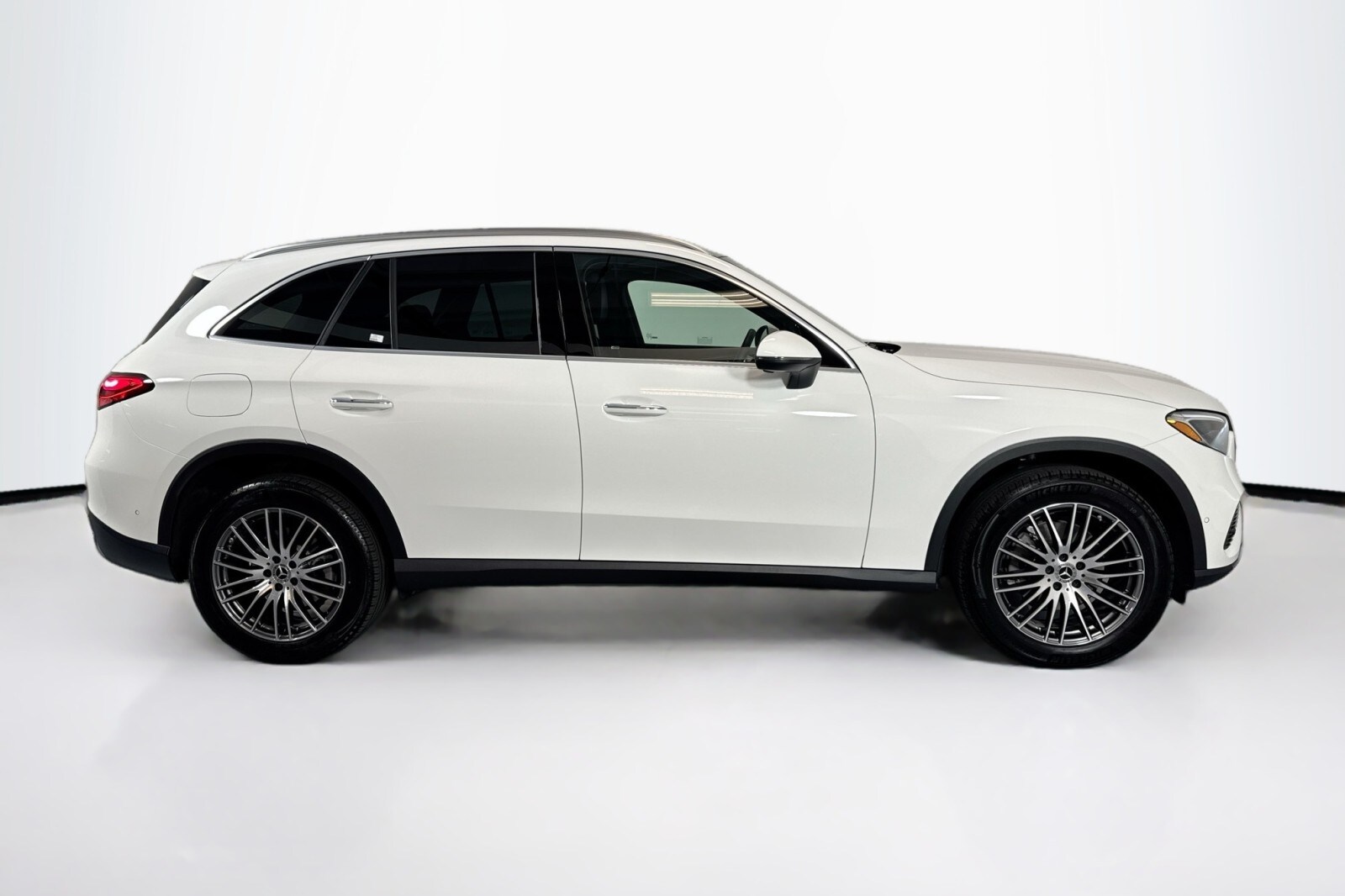 2025 Mercedes Benz GLC 300 photo 4