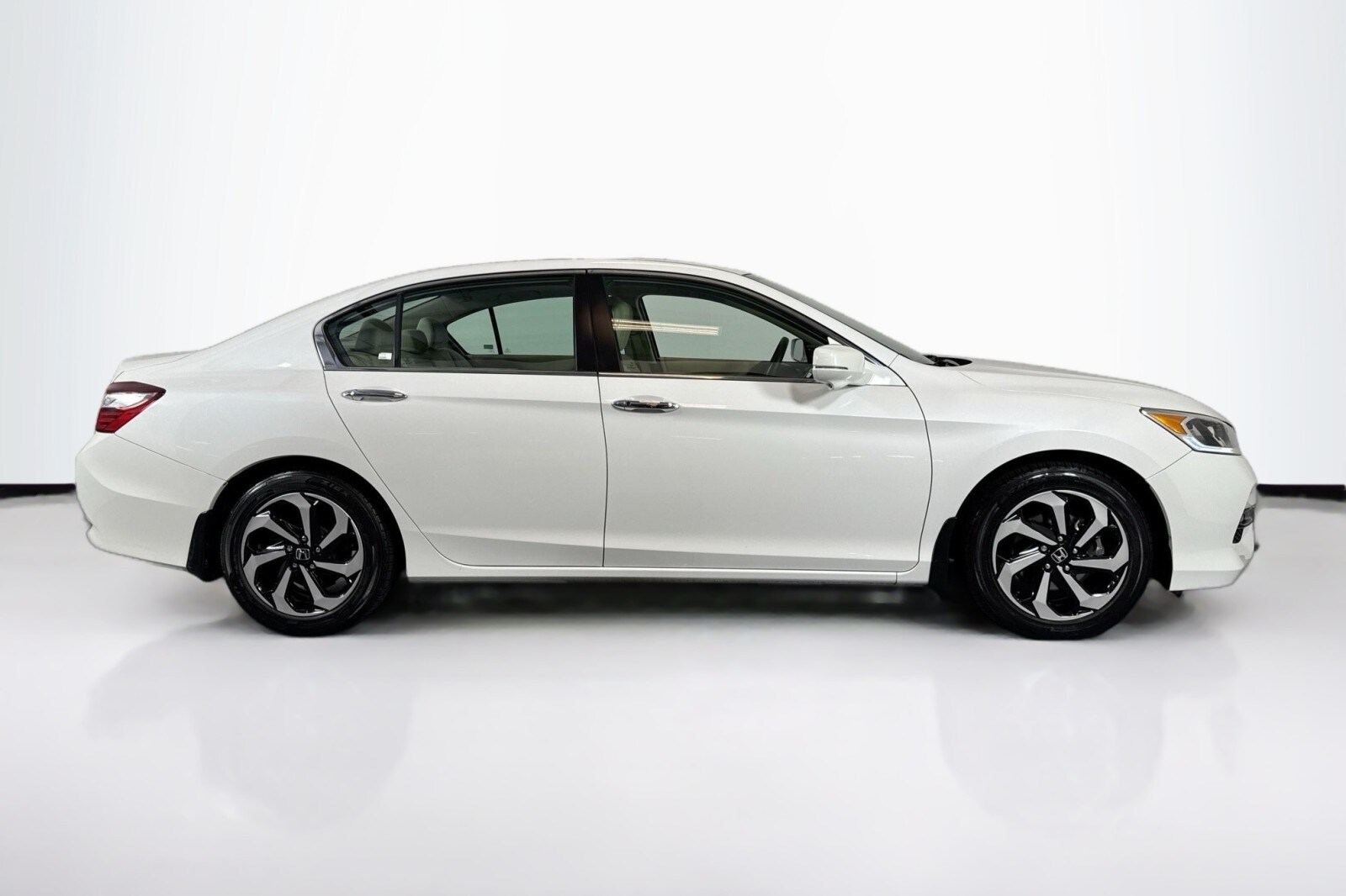 2016 Honda Accord EX photo 4
