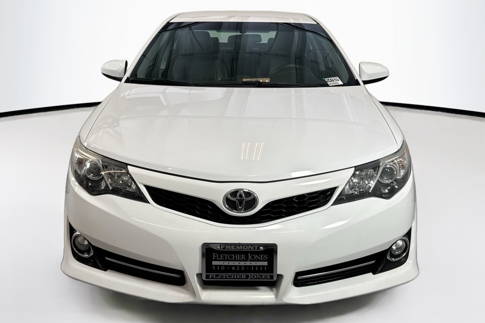 2014 Toyota Camry SE photo 2