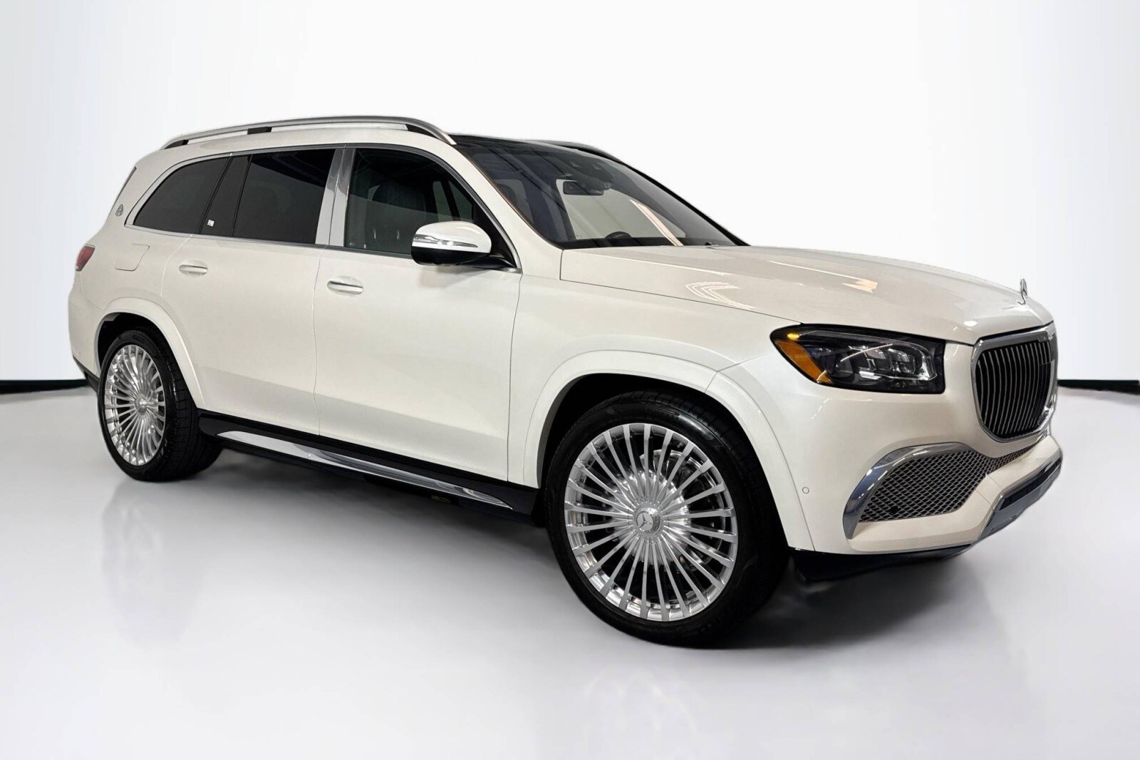 2023 Mercedes Benz GLS Maybach 600 4MATIC photo 3