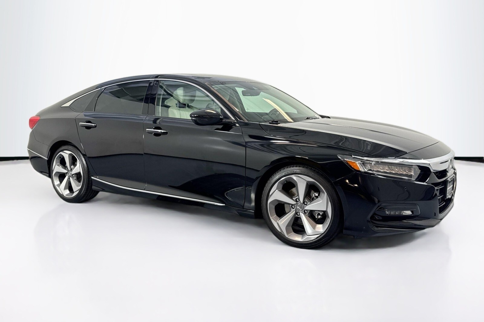 2018 Honda Accord Touring 1.5T photo 3