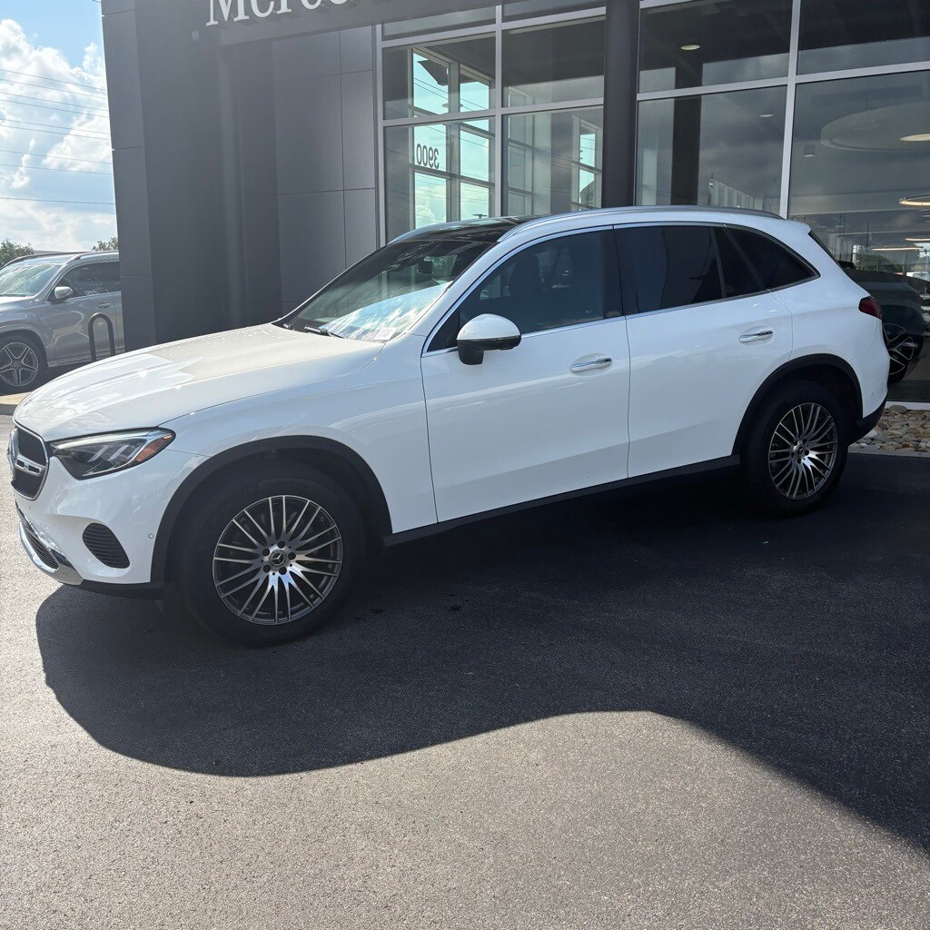 2025 Mercedes Benz GLC 300 photo 3