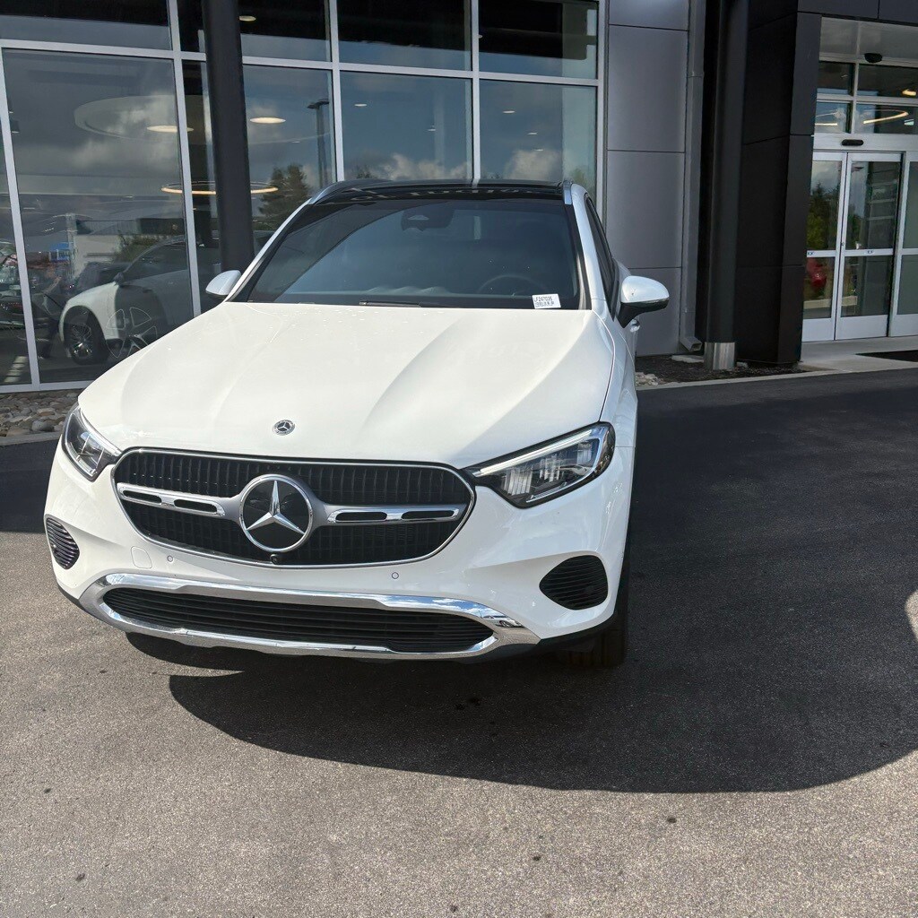 2025 Mercedes Benz GLC 300 photo 2