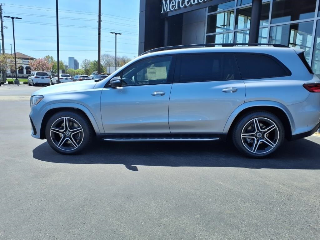 2025 Mercedes Benz GLS 450 4MATIC photo 3