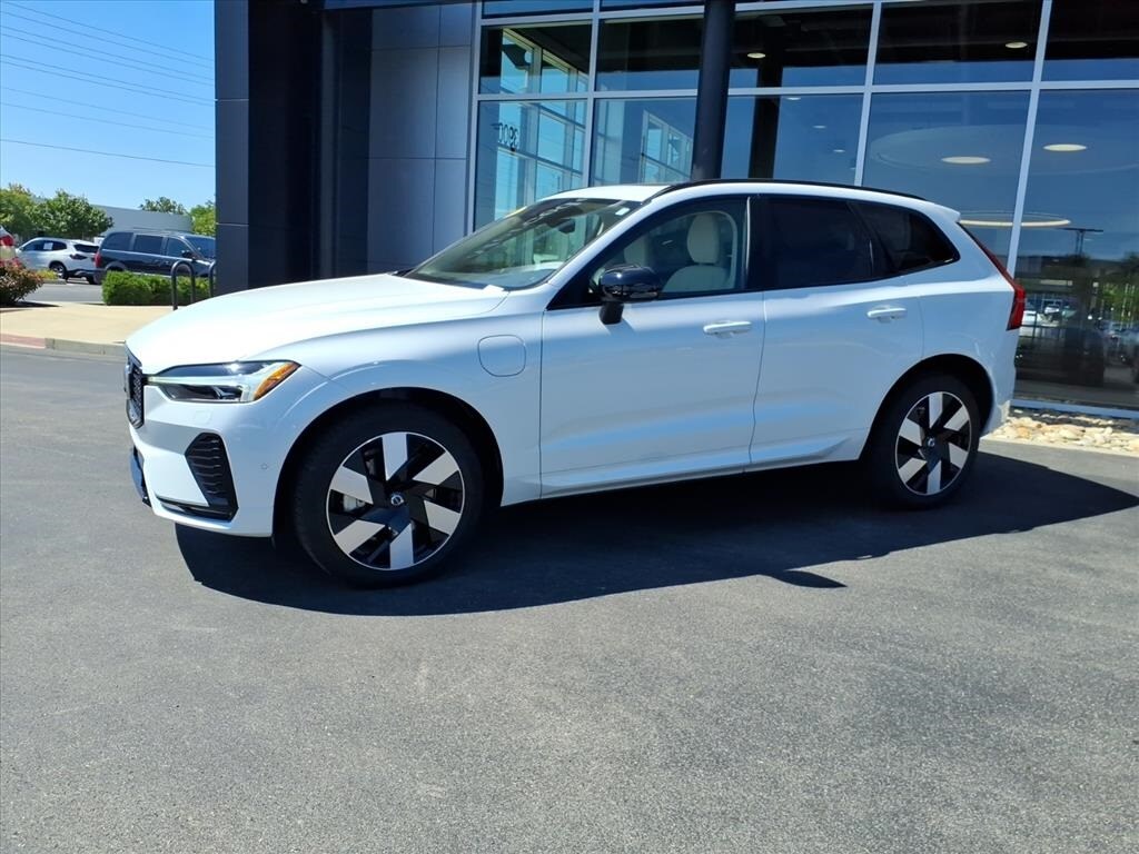 2024 Volvo XC60 Recharge Hybrid T8 Plus photo 2