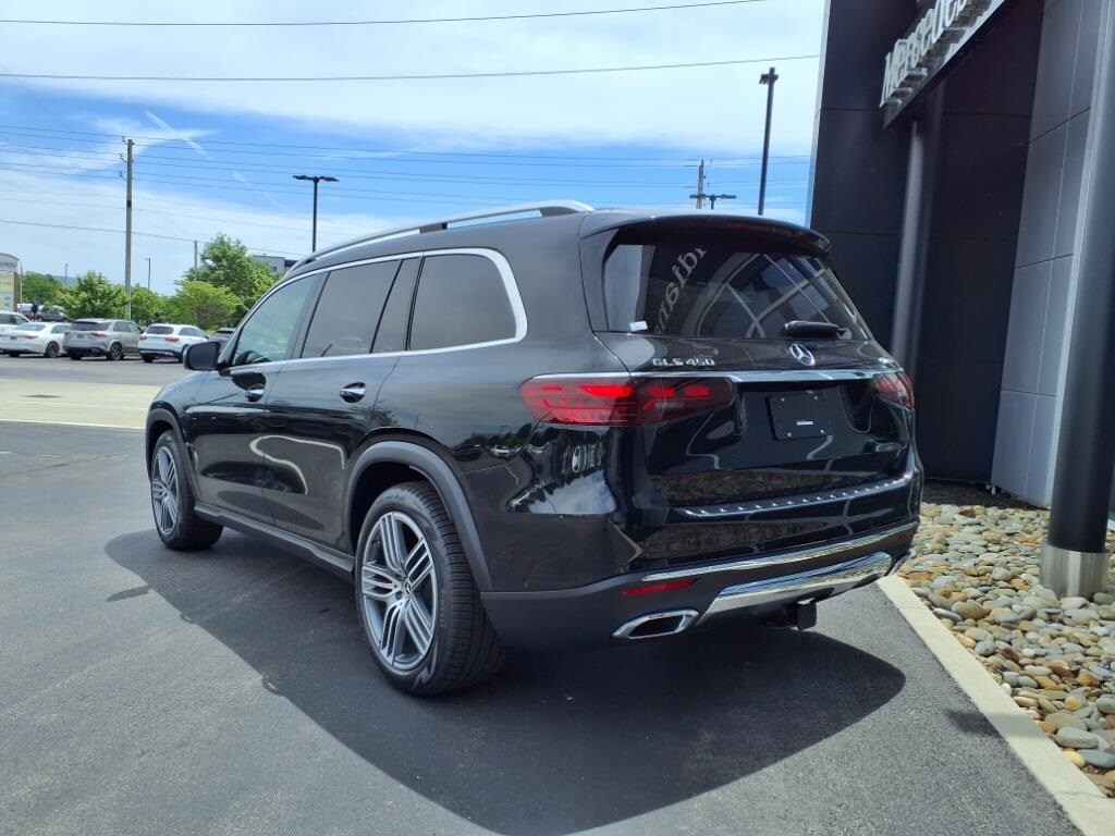 2025 Mercedes Benz GLS 450 4MATIC photo 4