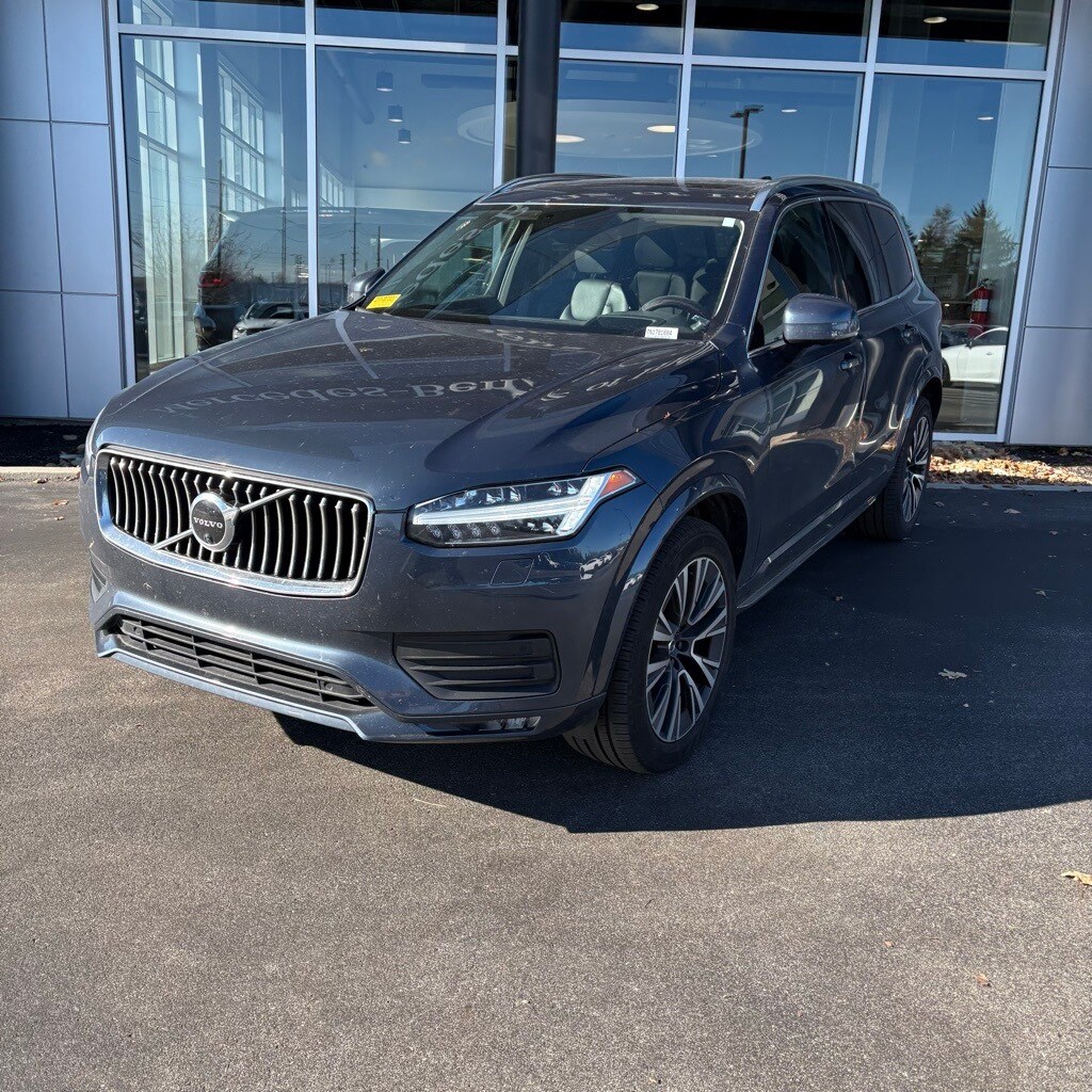 2022 Volvo XC90 T6 Momentum photo 2