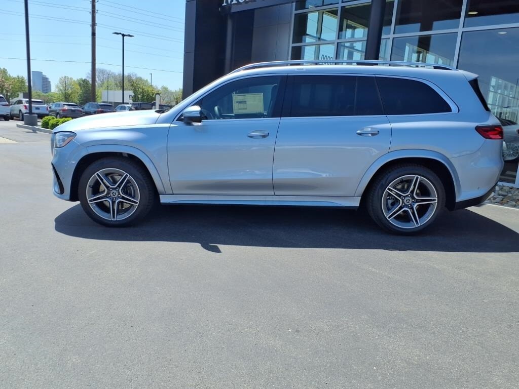 2025 Mercedes Benz GLS 450 4MATIC photo 3