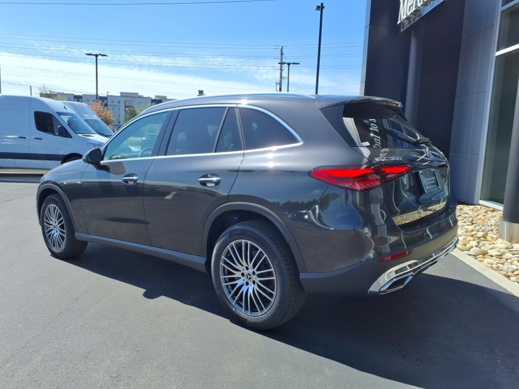 2025 Mercedes Benz GLC 300 4MATIC photo 3