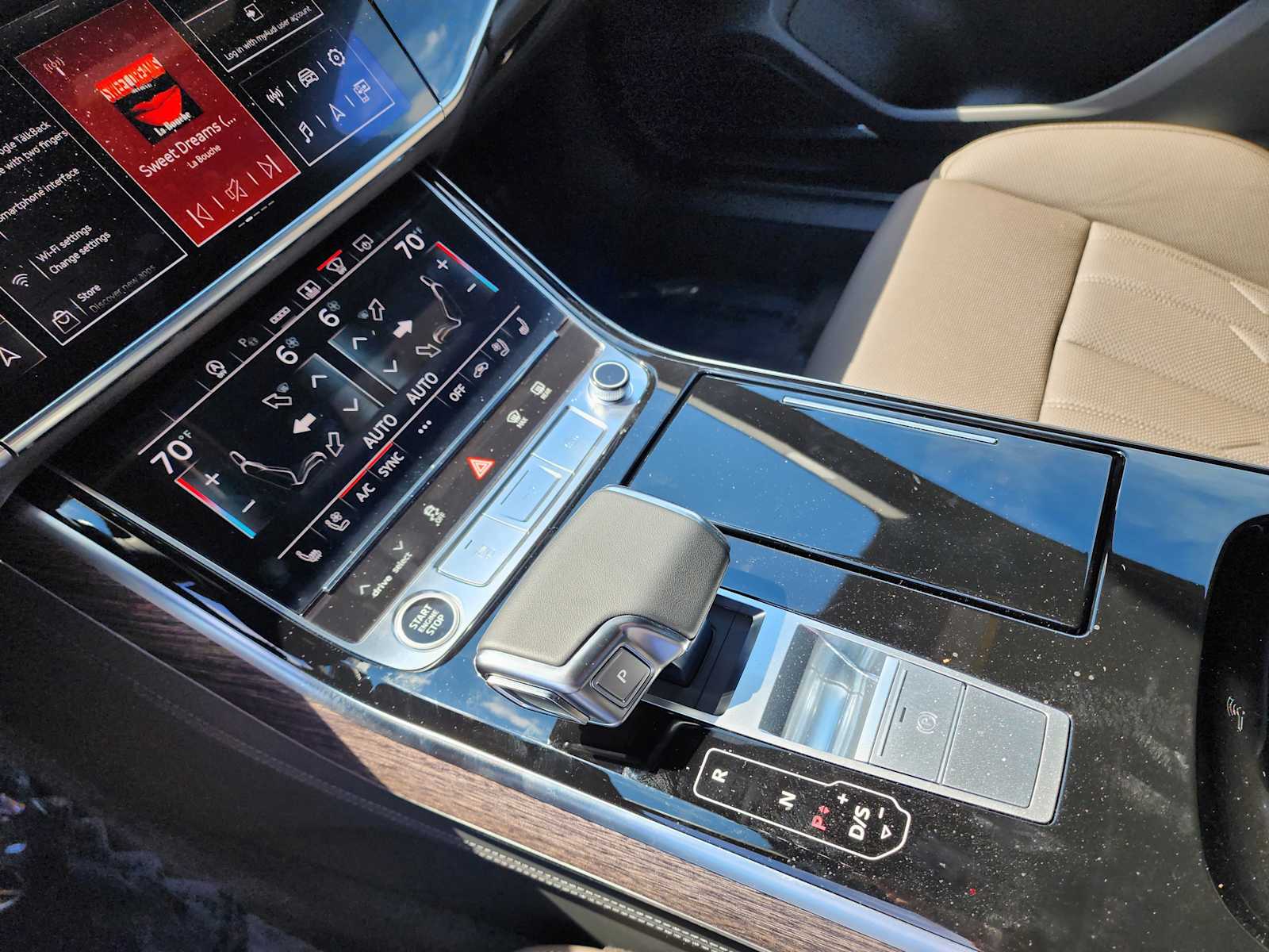 Thumbnail: 2025 Audi A8 - 15
