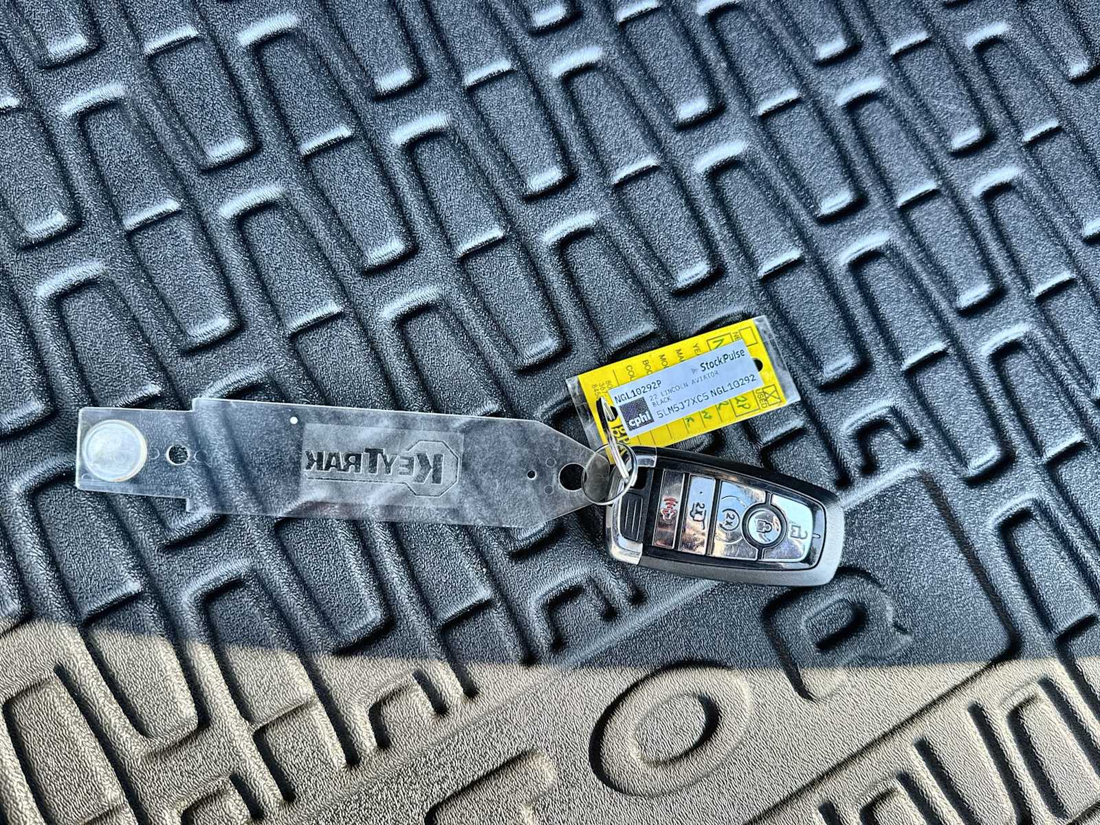 Thumbnail: 2022 Lincoln Aviator - 26