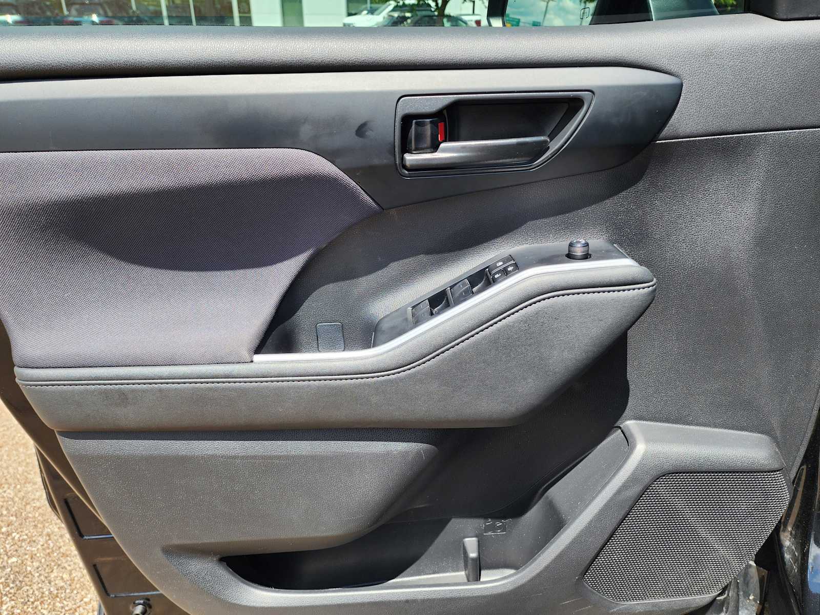 Thumbnail: 2023 Toyota Highlander - 12