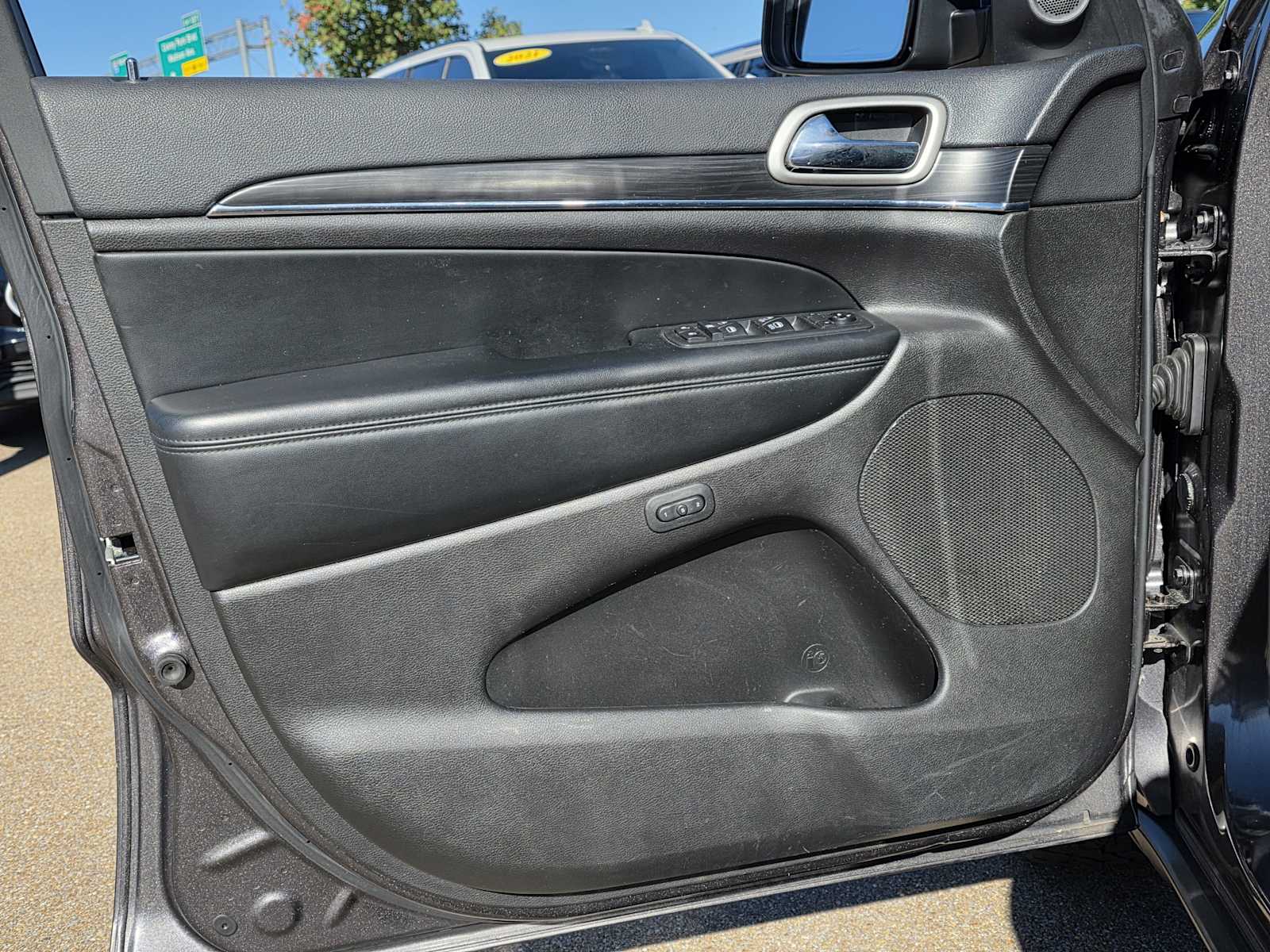 Thumbnail: 2020 Jeep Grand Cherokee - 17