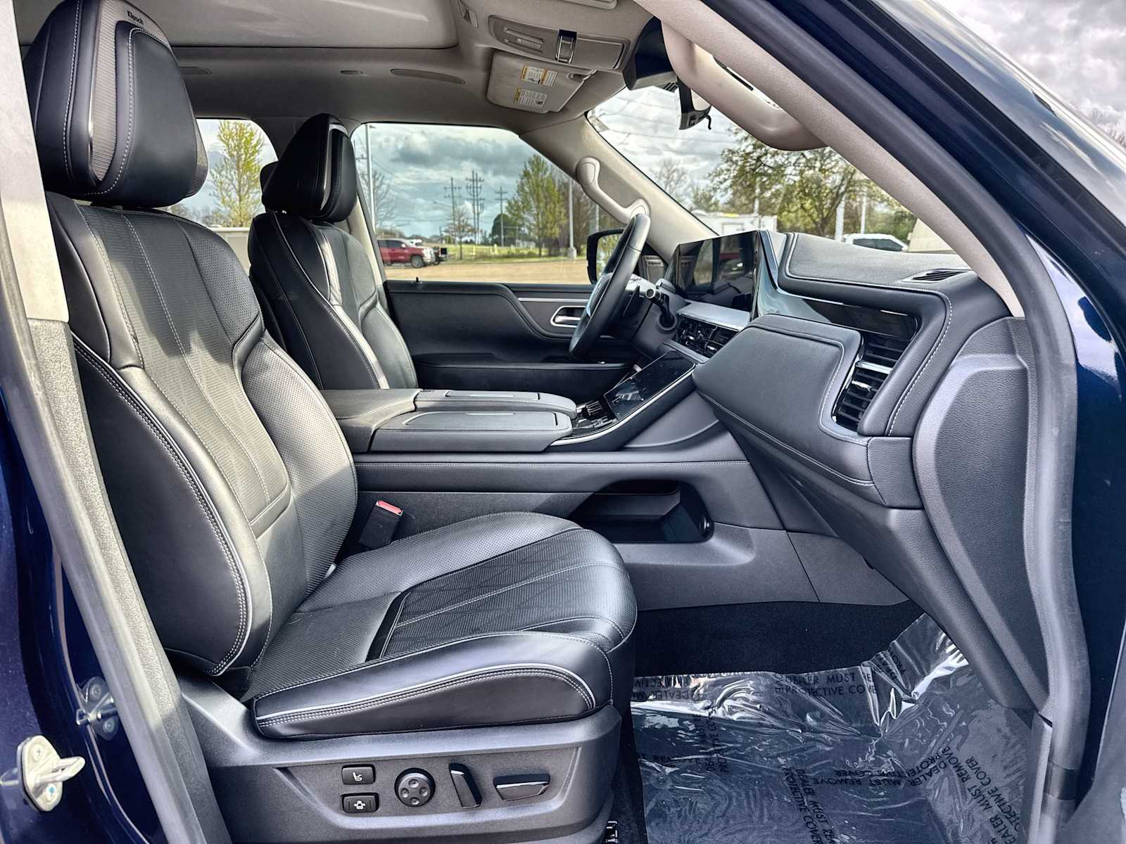 Thumbnail: 2025 INFINITI QX80 - 9