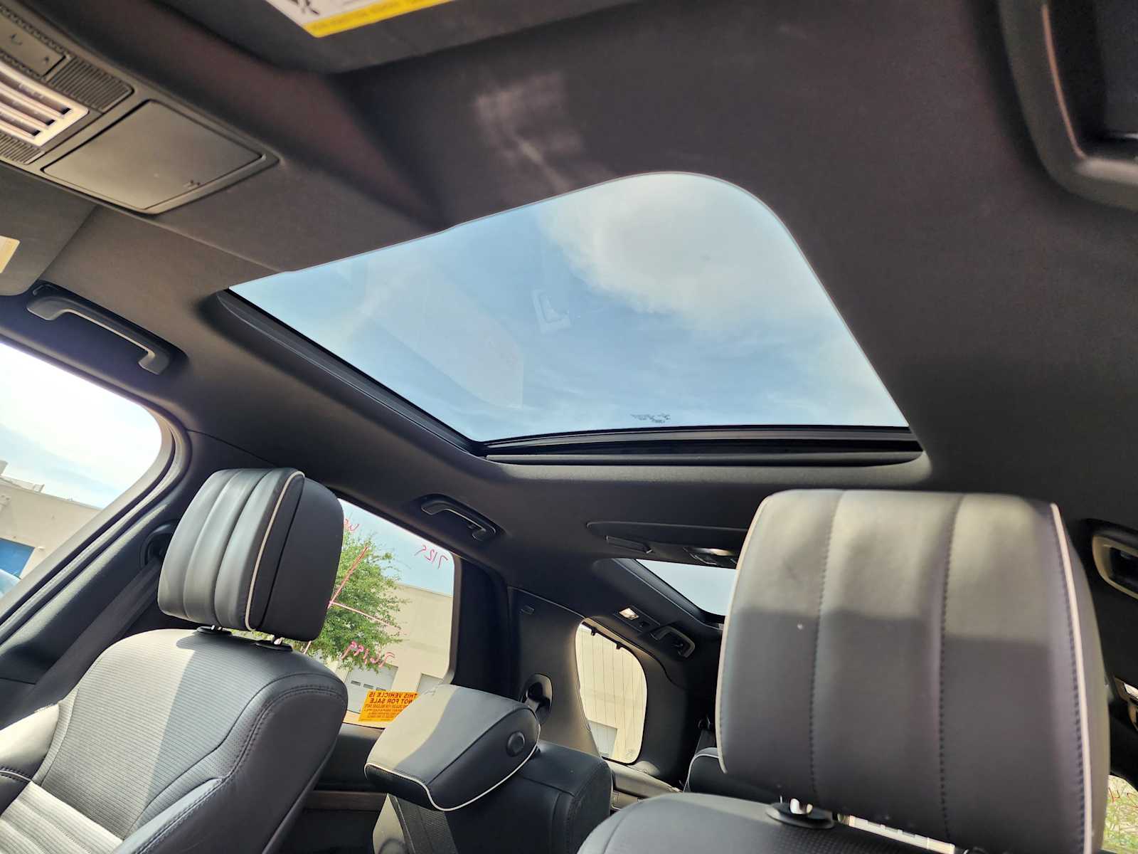 Thumbnail: 2020 Land Rover Discovery - 3