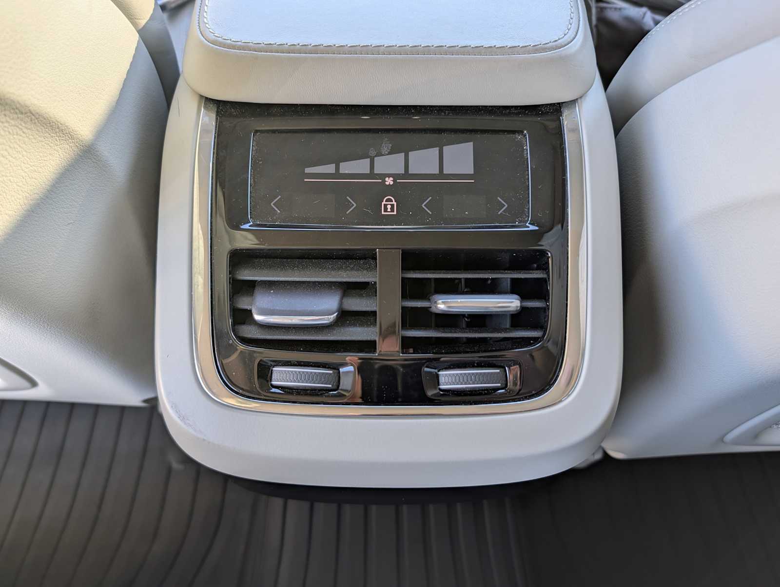 Thumbnail: 2018 Volvo XC90 - 28