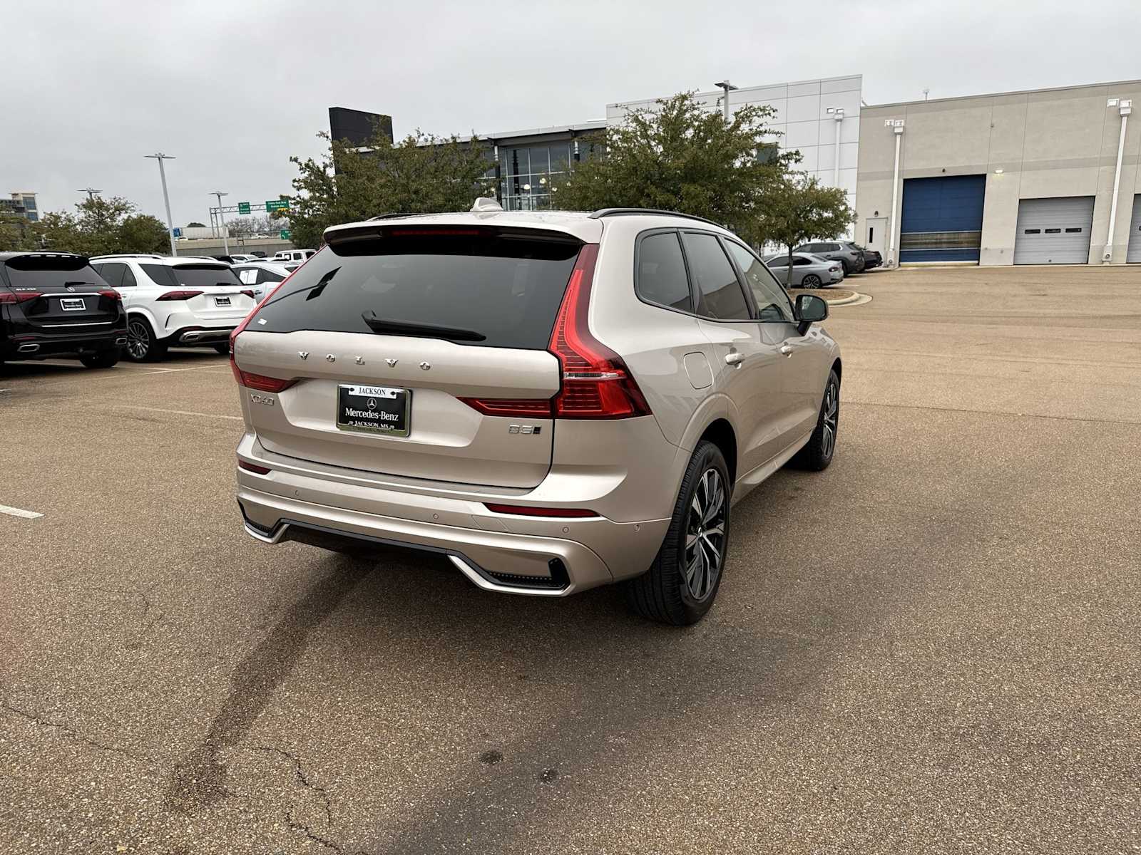 Thumbnail: 2025 Volvo XC60 - 6