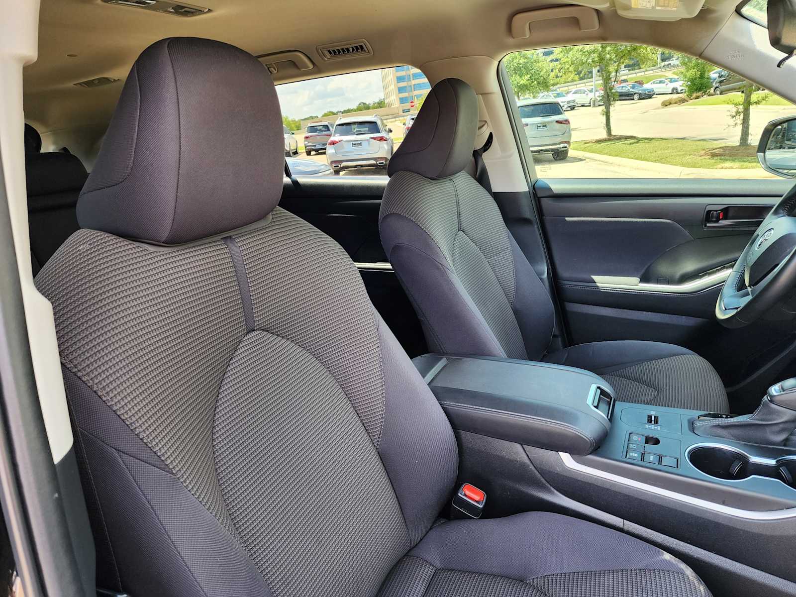 Thumbnail: 2023 Toyota Highlander - 18