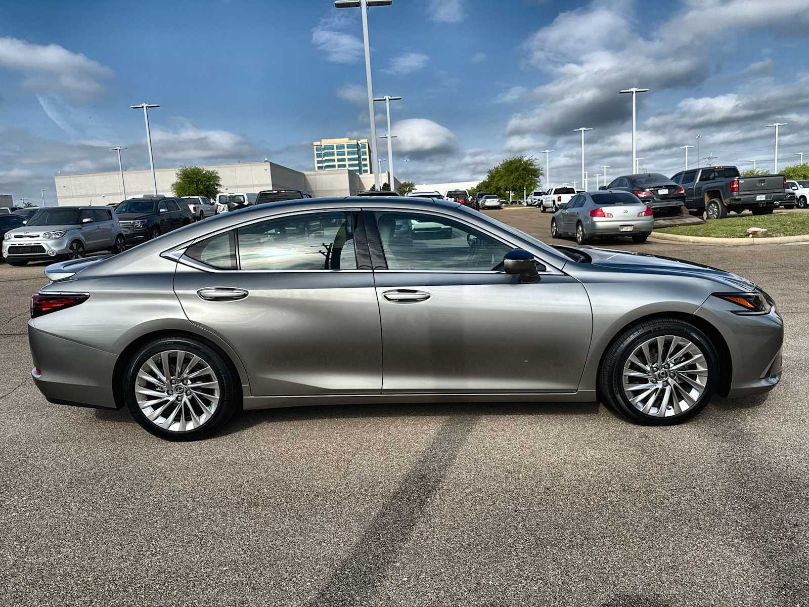 Thumbnail: 2021 Lexus ES - 10