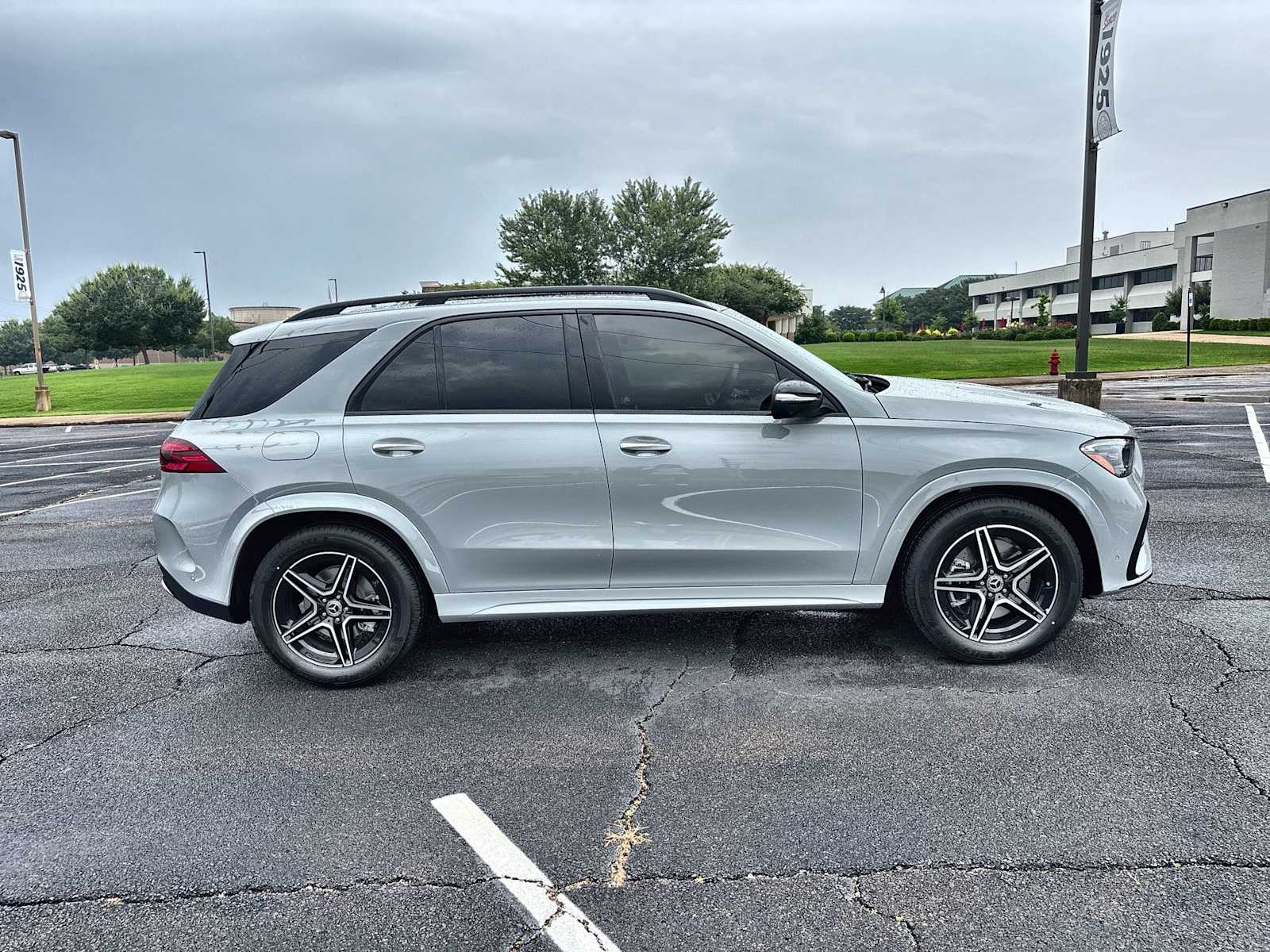 Thumbnail: 2026 Mercedes-Benz GLE - 10