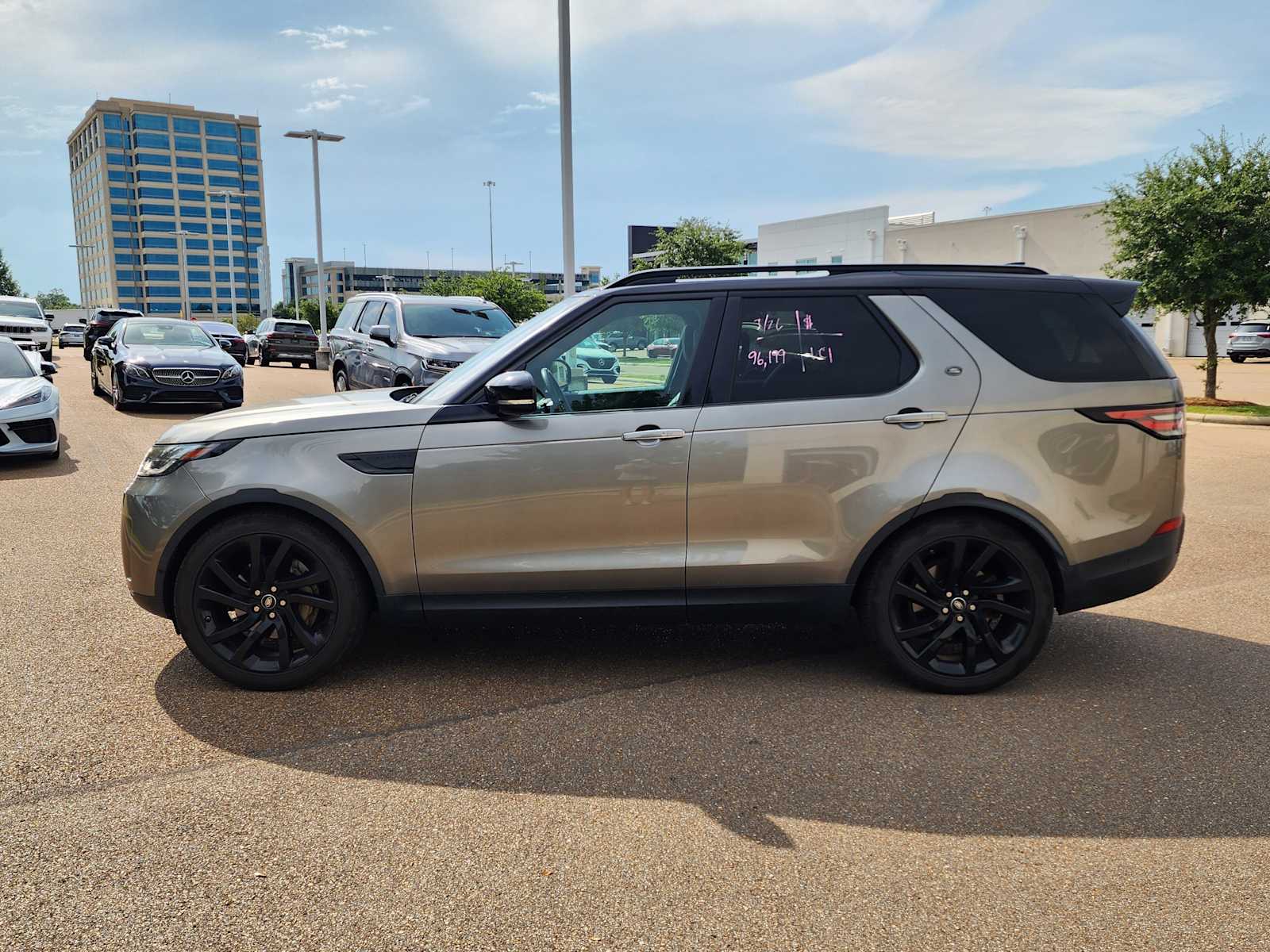 Thumbnail: 2020 Land Rover Discovery - 7