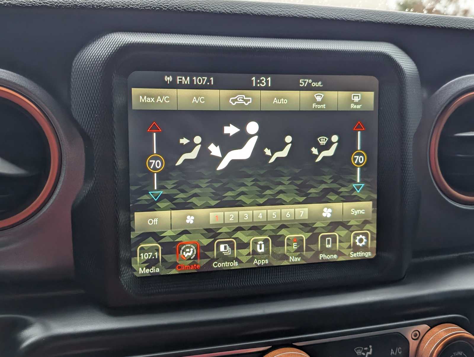 Thumbnail: 2021 Jeep Gladiator - 16