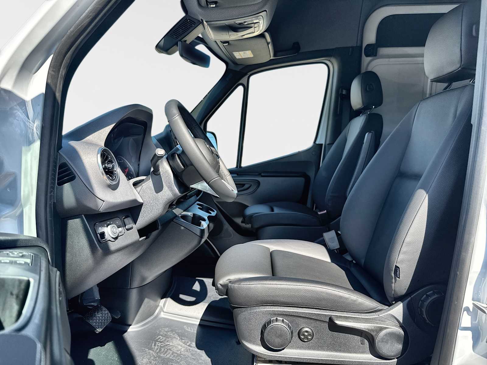 Thumbnail: 2026 Mercedes-Benz Sprinter - 15