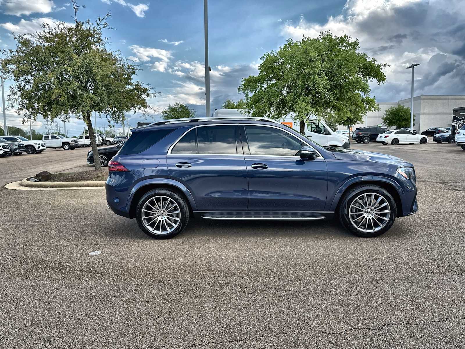 Thumbnail: 2026 Mercedes-Benz GLE - 10