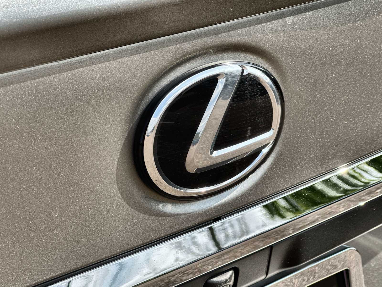Thumbnail: 2021 Lexus ES - 16