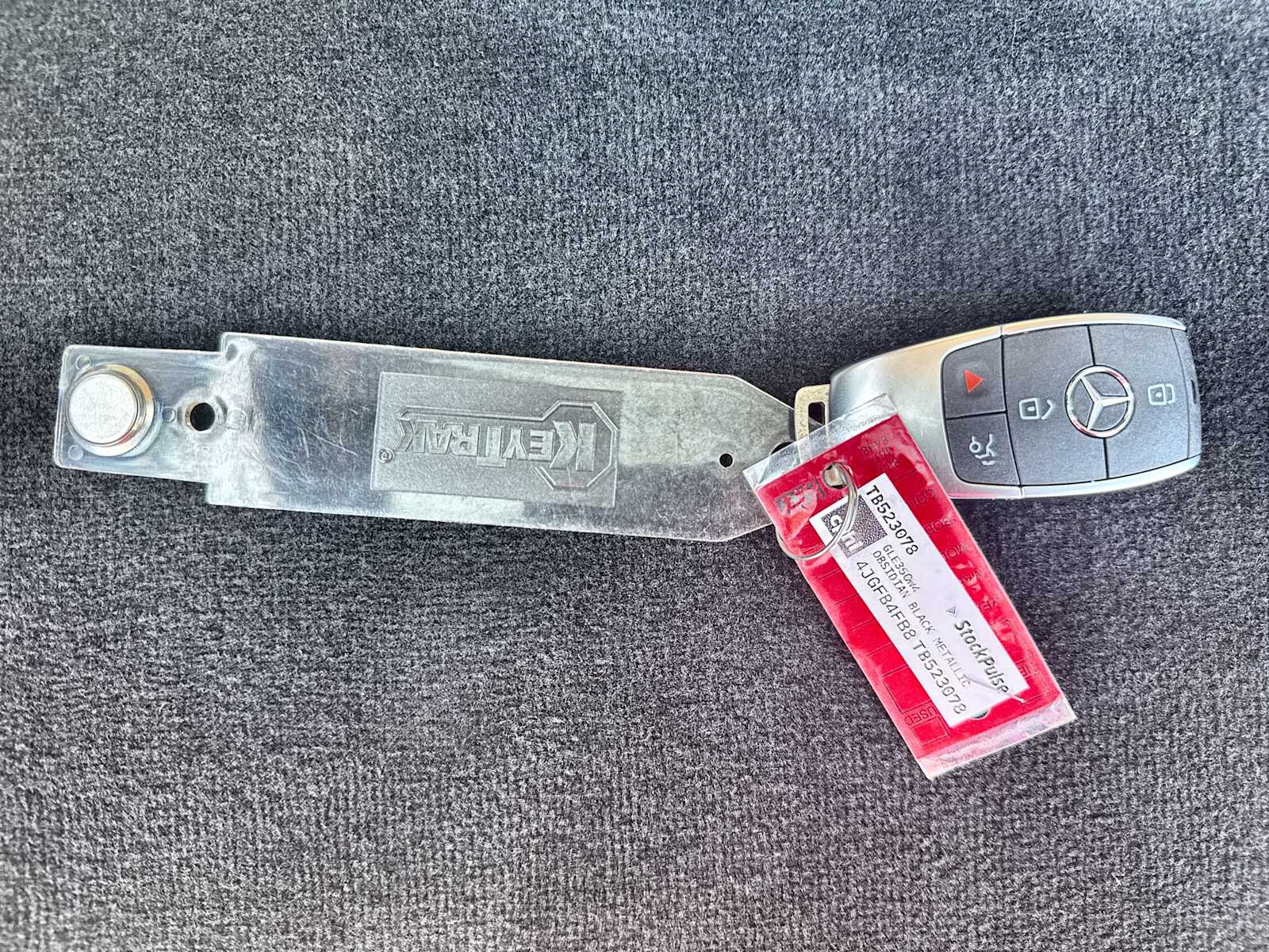 Thumbnail: 2026 Mercedes-Benz GLE - 26