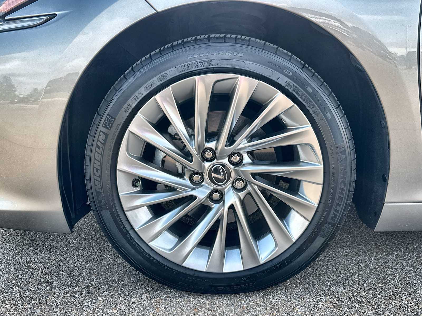 Thumbnail: 2021 Lexus ES - 14