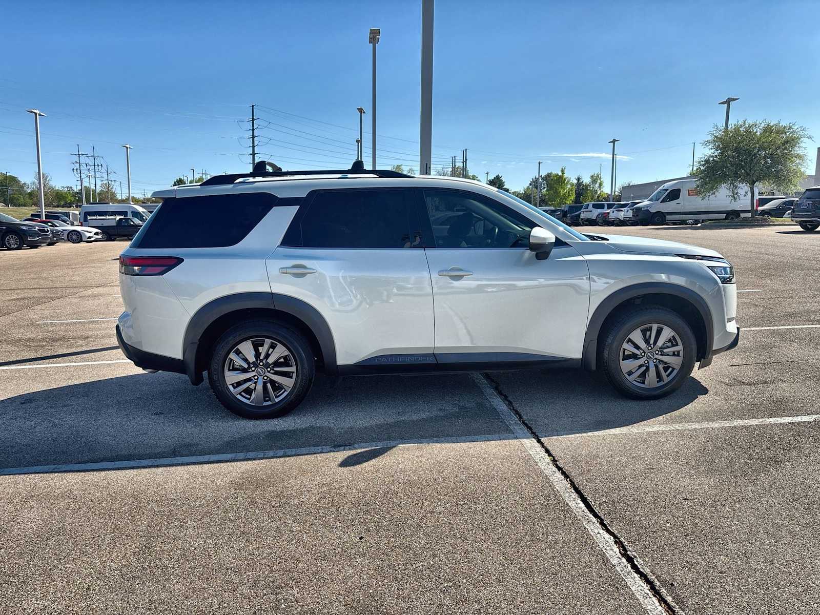 Thumbnail: 2022 Nissan Pathfinder - 10