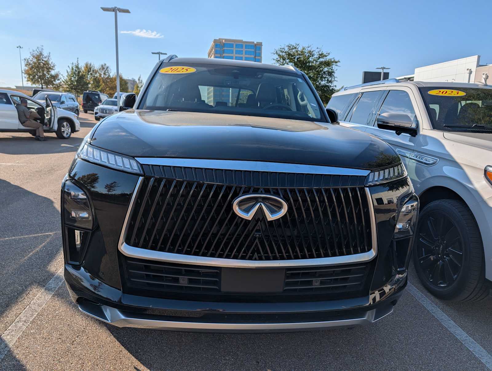 2025 Infiniti QX80 Luxe photo 2