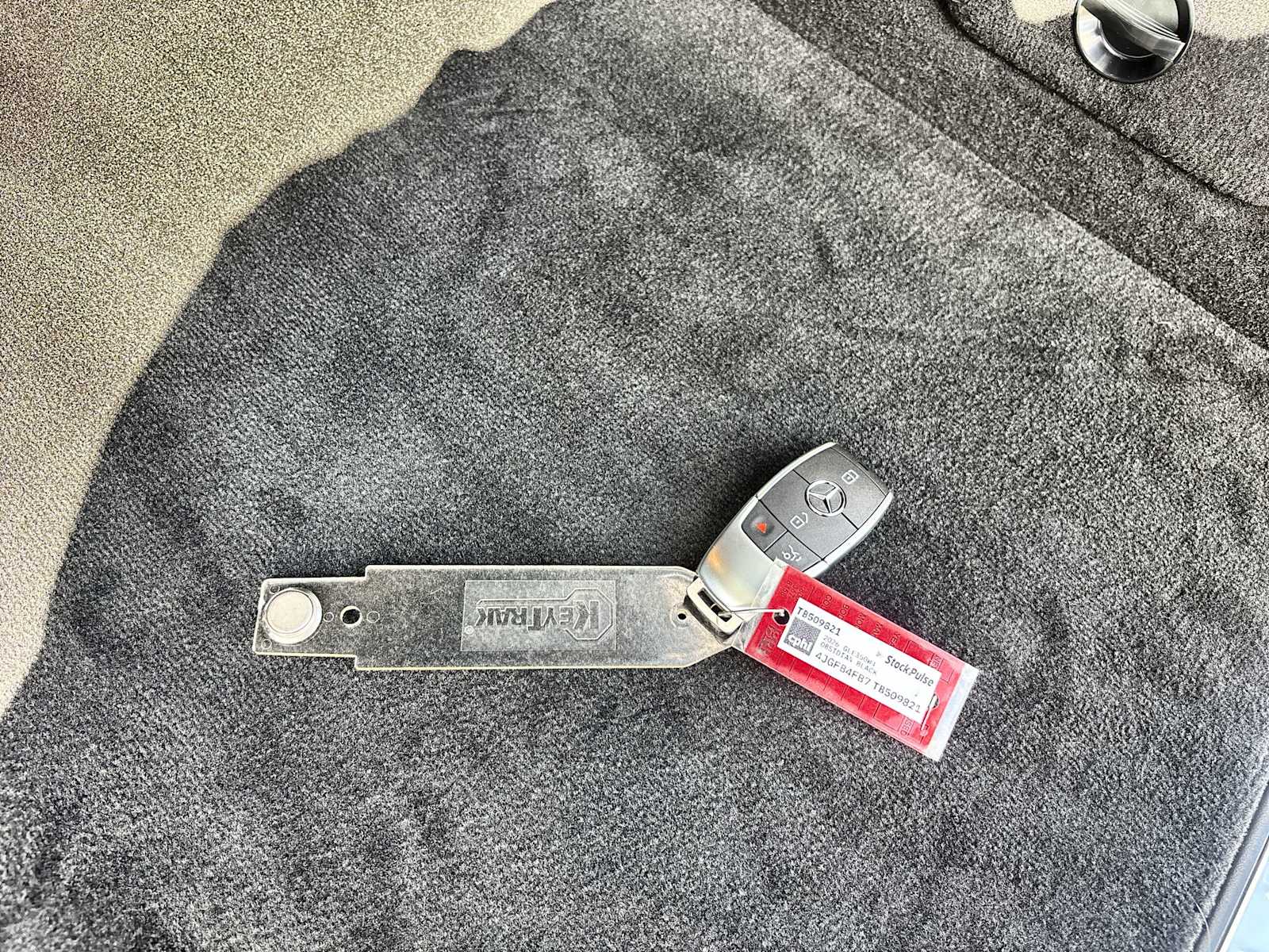 Thumbnail: 2026 Mercedes-Benz GLE - 26