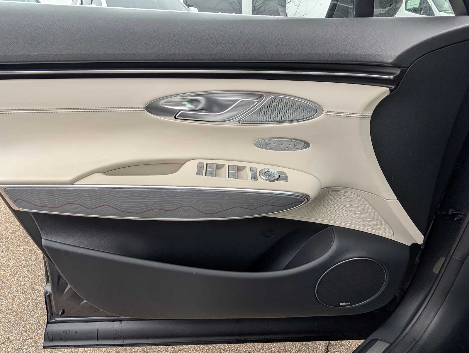 Thumbnail: 2022 Genesis GV70 - 28