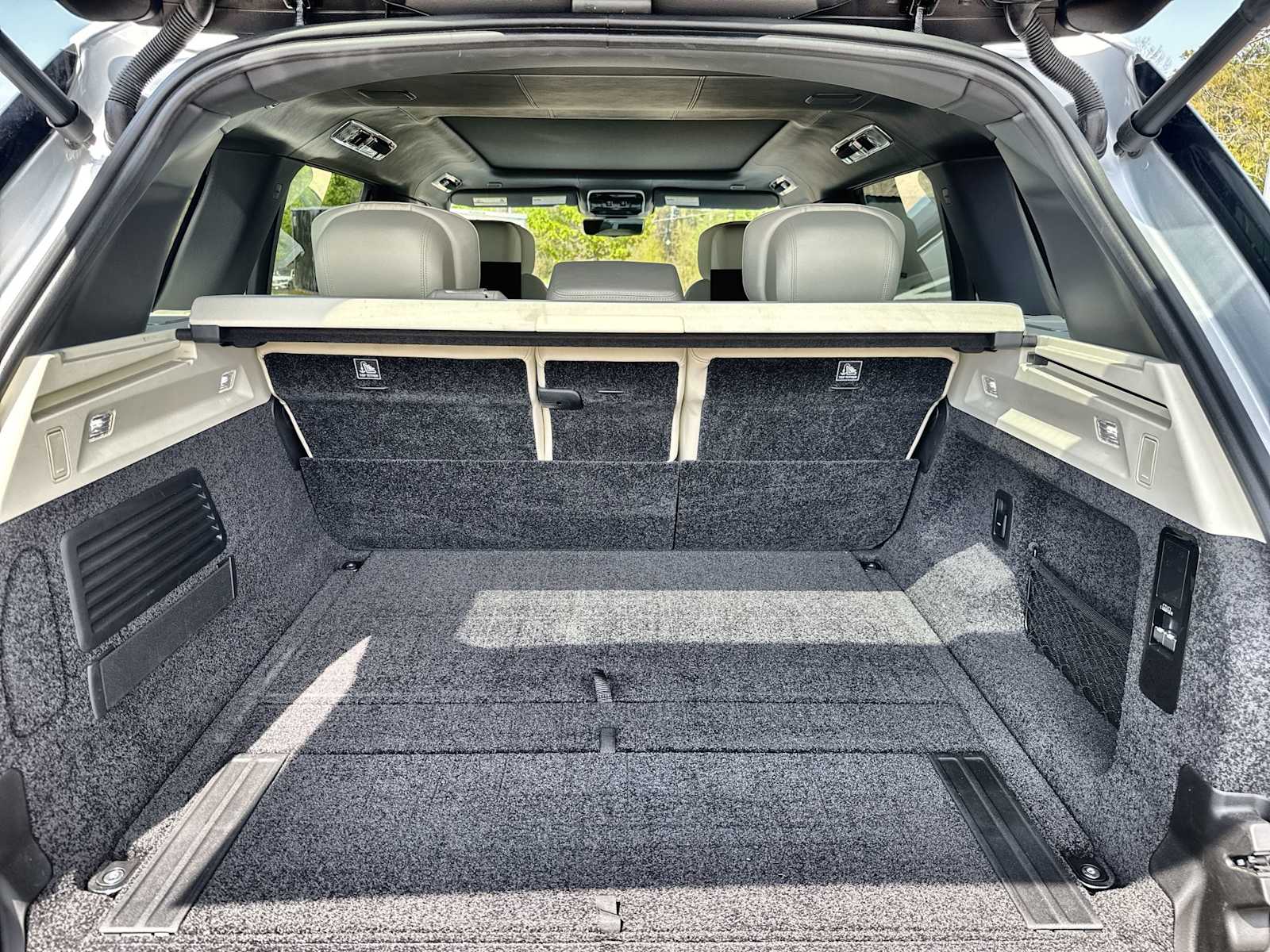 Thumbnail: 2025 Land Rover Range Rover - 17