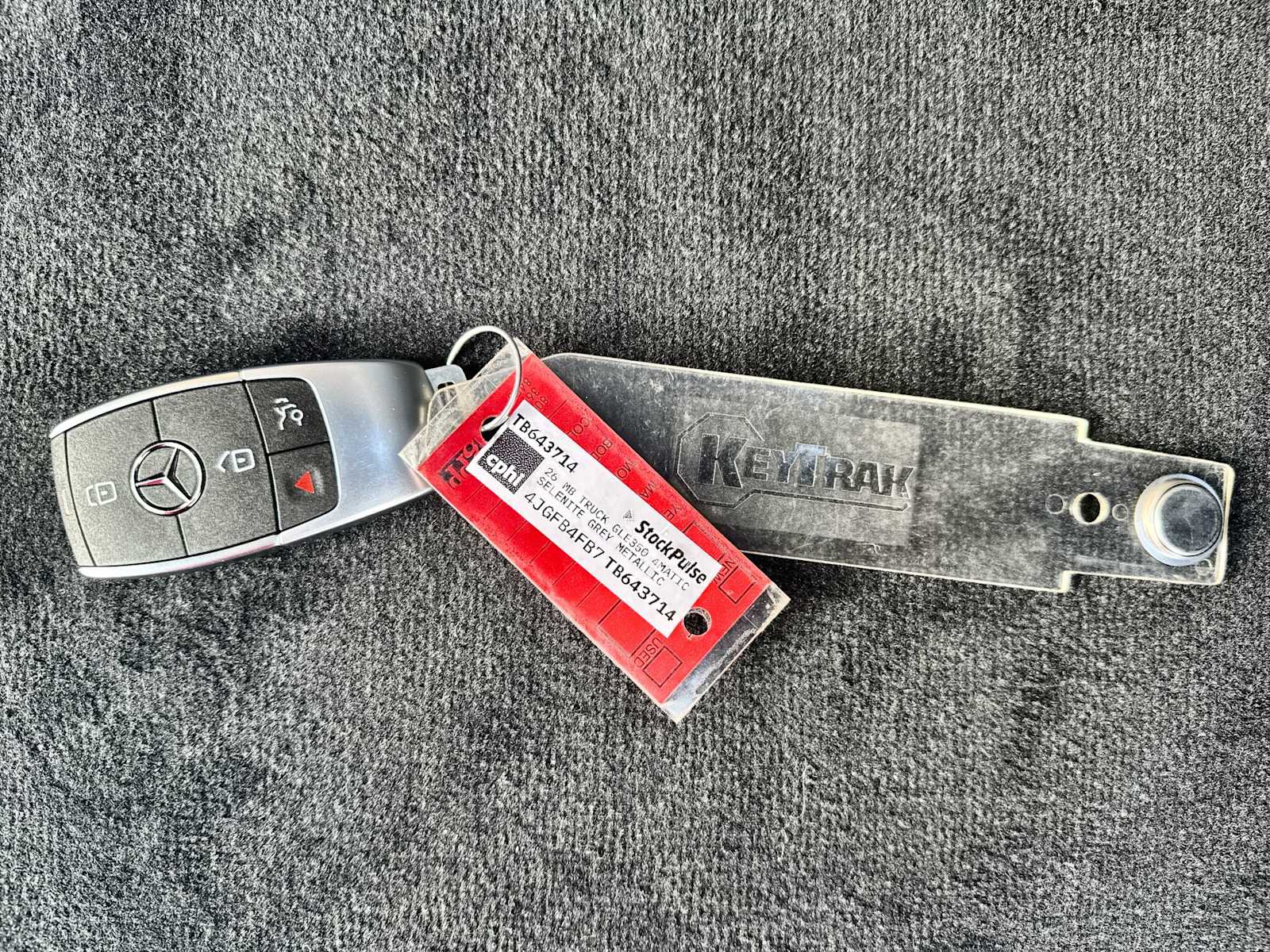 Thumbnail: 2026 Mercedes-Benz GLE - 26