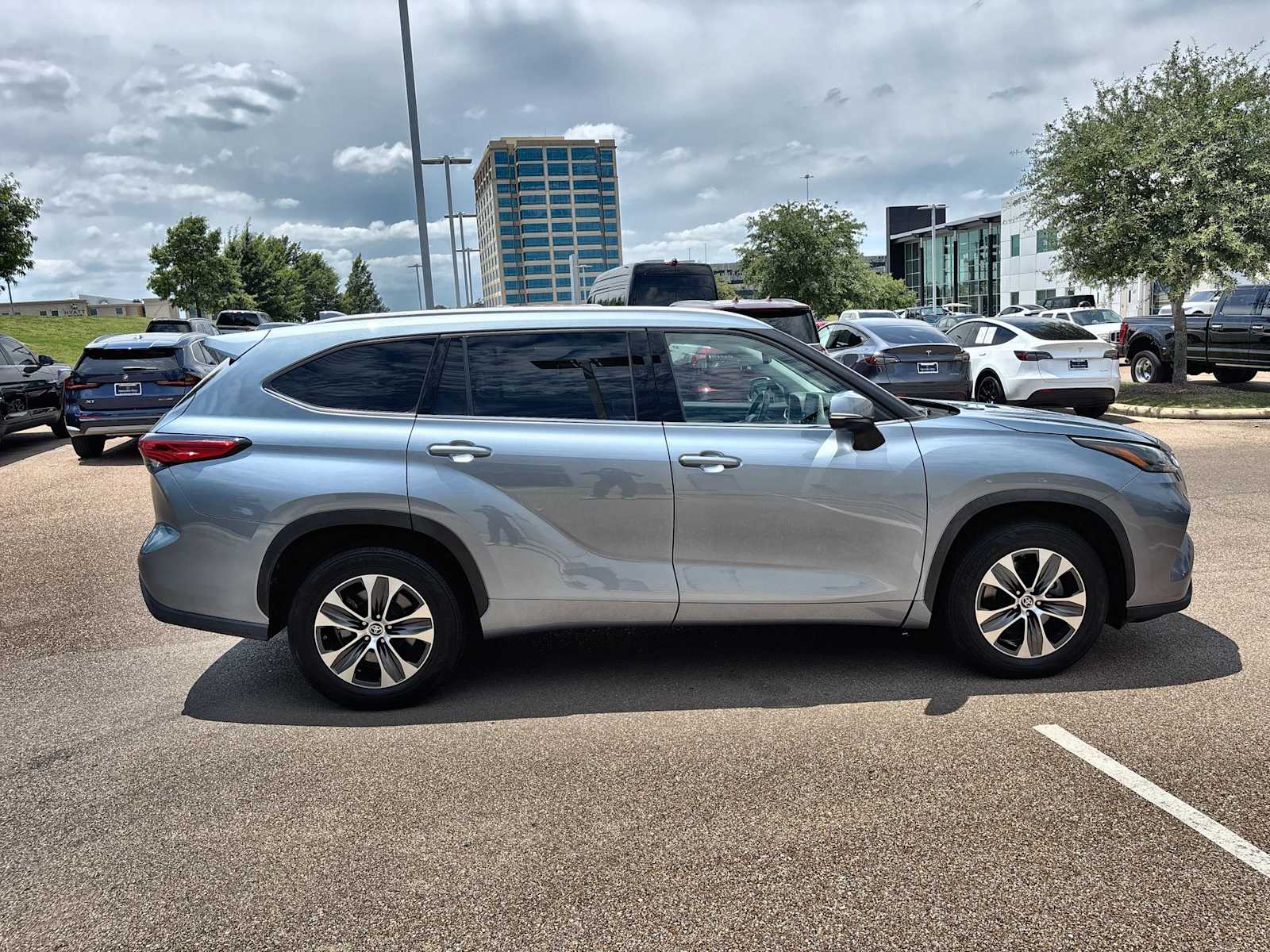 Thumbnail: 2022 Toyota Highlander - 10
