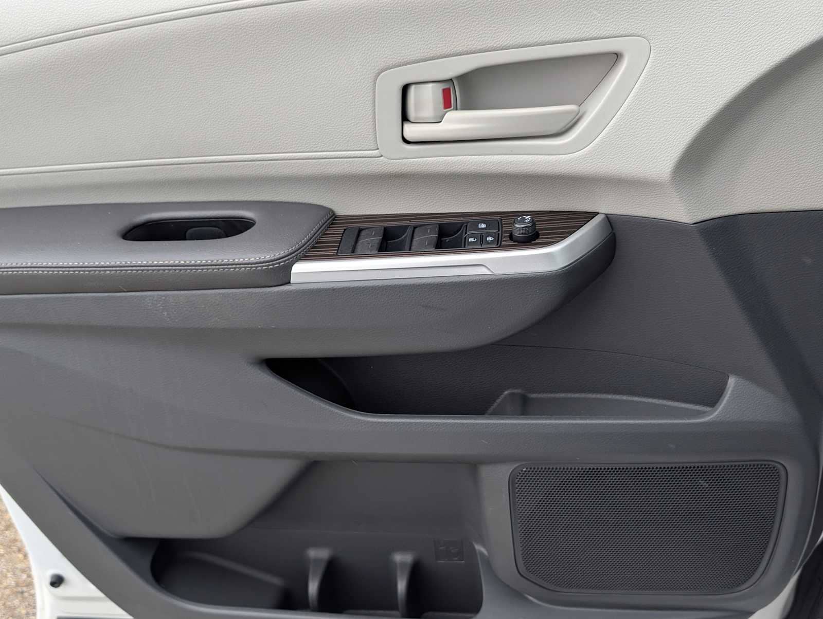 Thumbnail: 2021 Toyota Sienna - 24