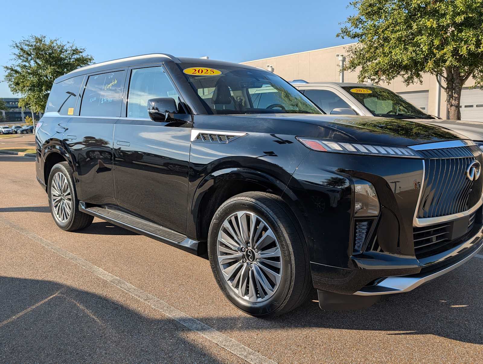 2025 Infiniti QX80 Luxe photo 3